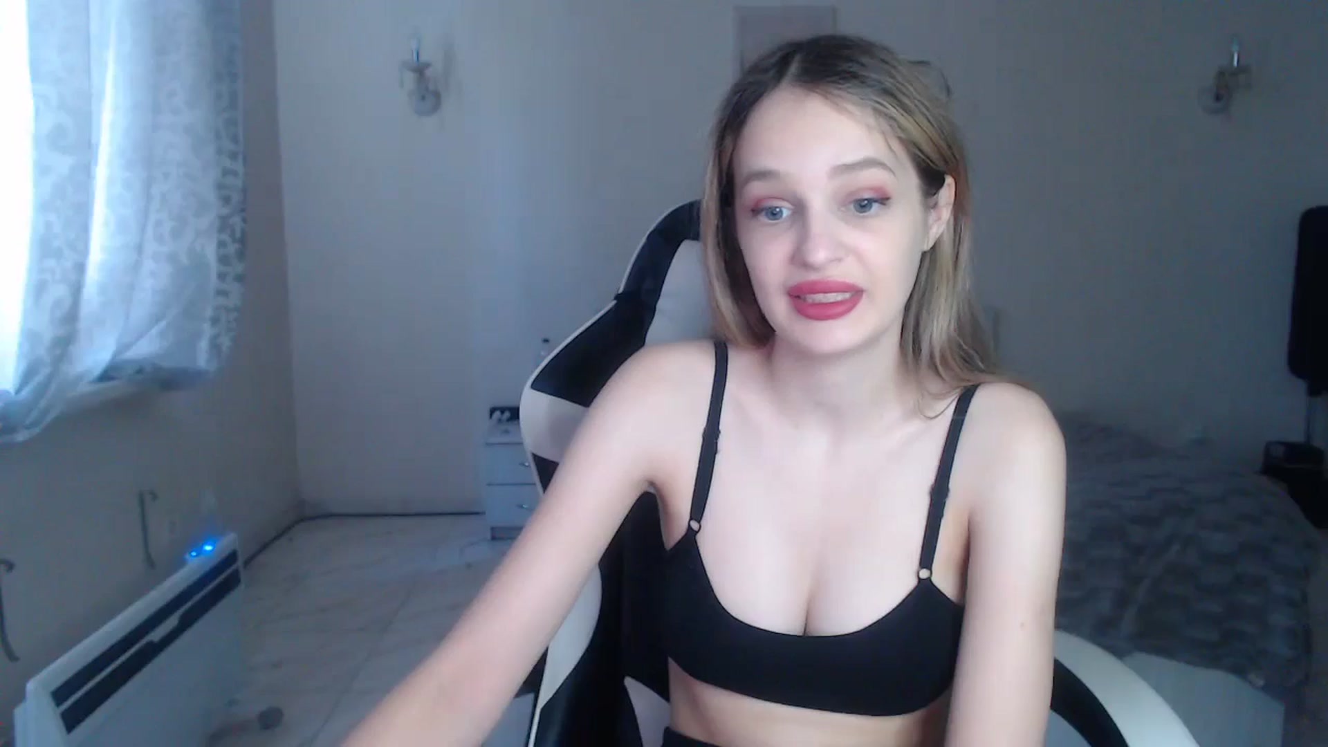 Gallery image thumbnail from Lola_vi's myfreecams stream on, 10/23/2024, 12:03 image 16 of 20