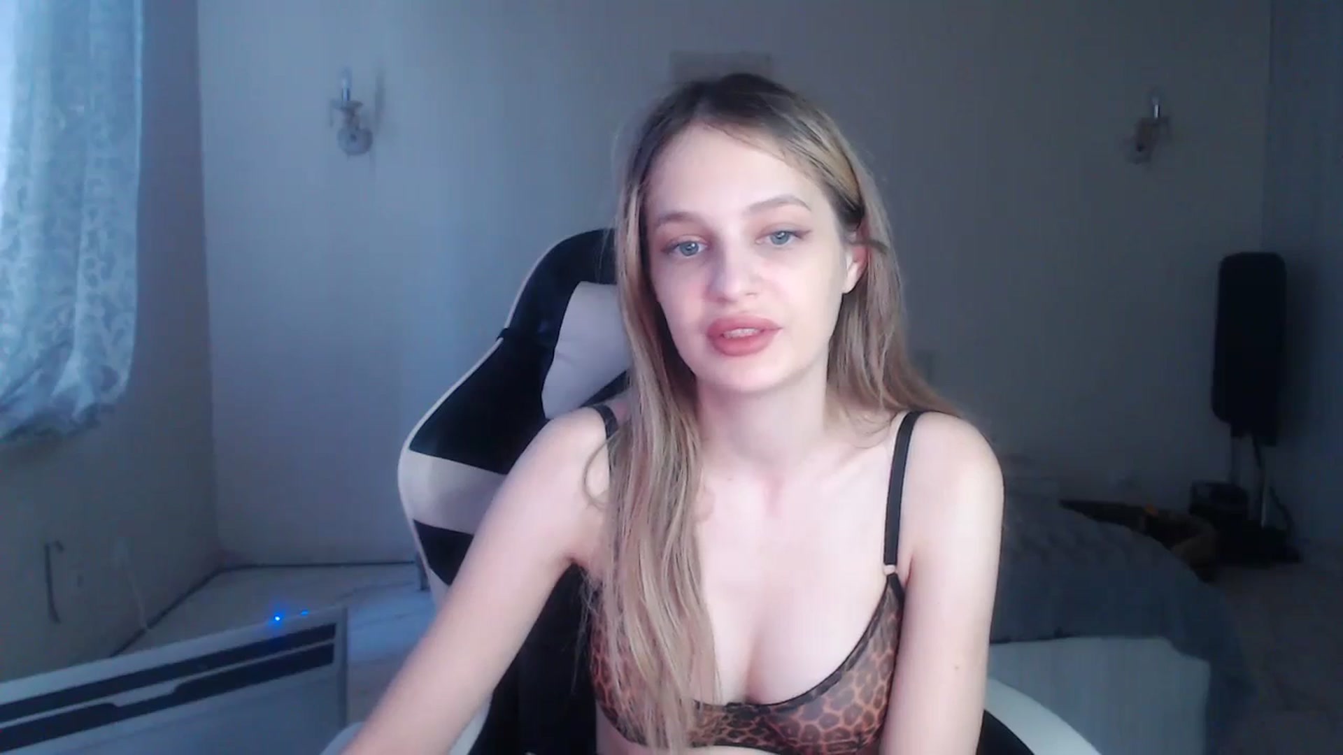 Gallery image thumbnail from Lola_vi's myfreecams stream on, 11/19/2024, 13:10 image 10 of 20