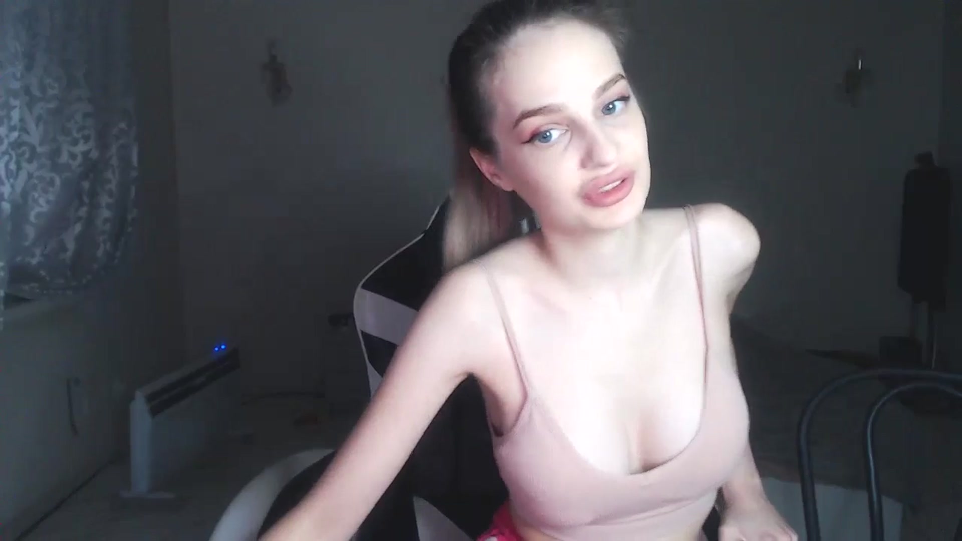 Gallery image thumbnail from Lola_vi's myfreecams stream on, 12/26/2024, 14:07 image 17 of 20