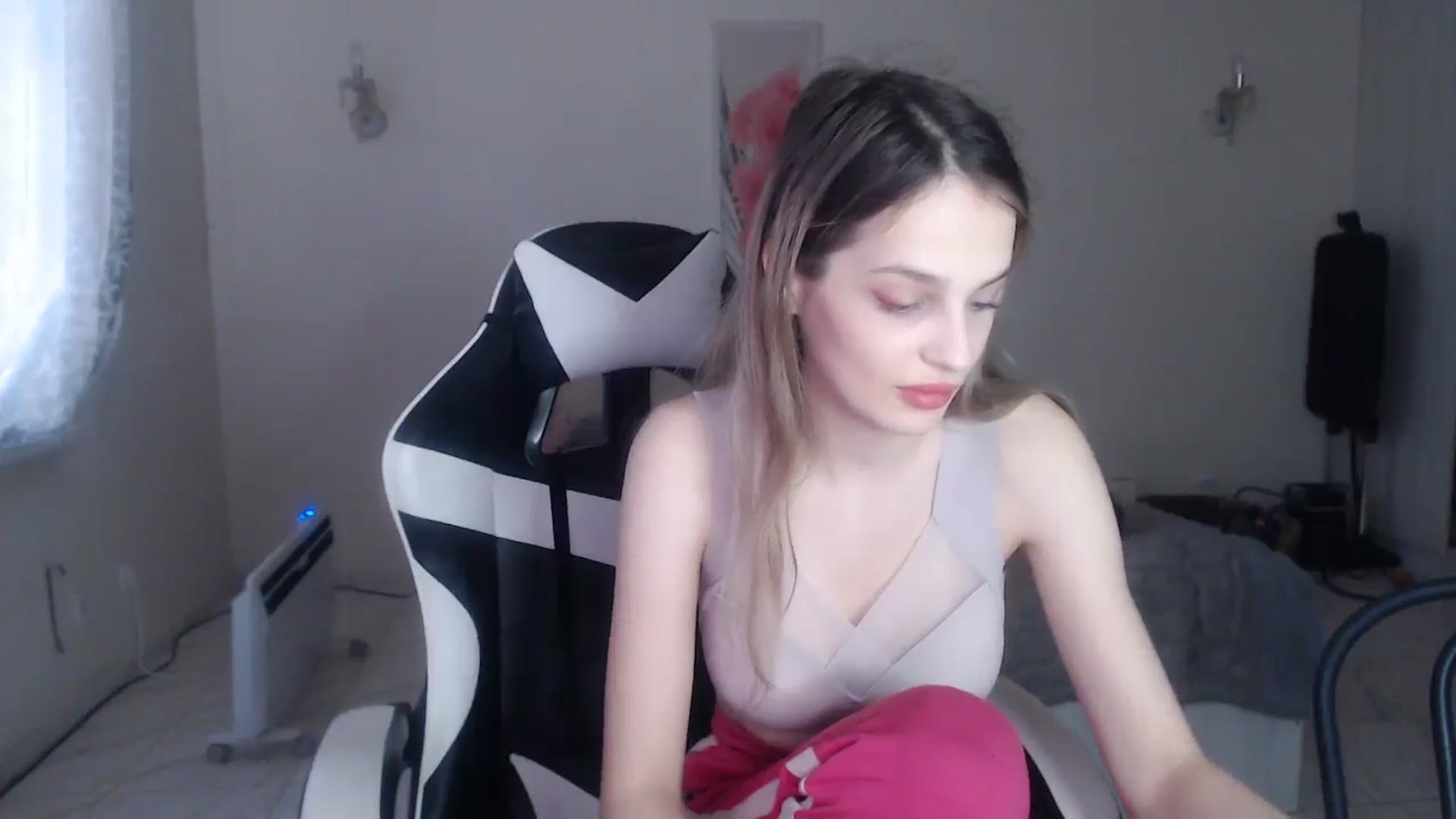 Gallery image thumbnail from Lola_vi's myfreecams stream on, 01/19/2025, 12:58 image 15 of 20