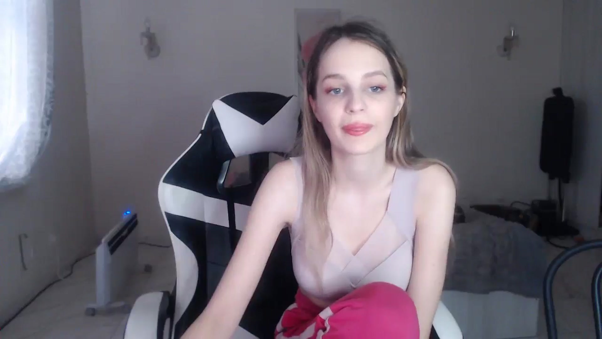 Gallery image thumbnail from Lola_vi's myfreecams stream on, 01/19/2025, 12:58 image 8 of 20
