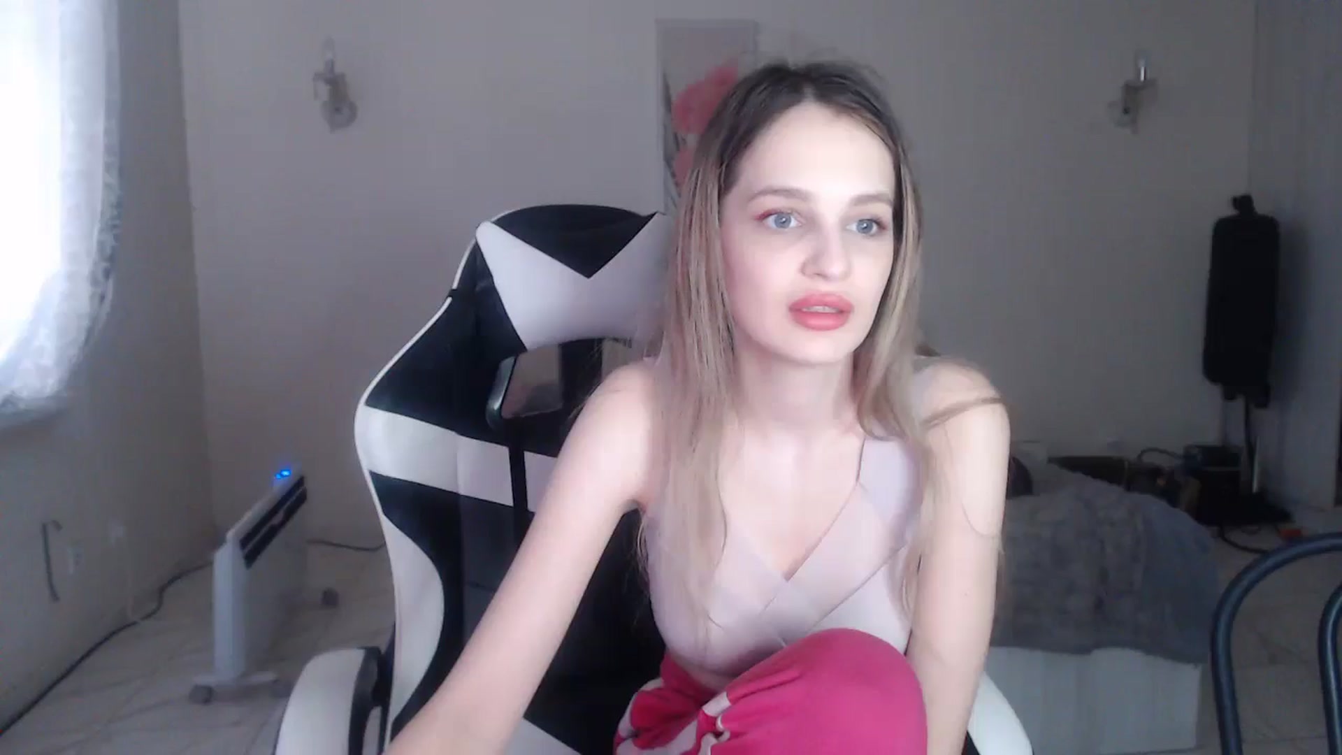 Gallery image thumbnail from Lola_vi's myfreecams stream on, 01/19/2025, 12:58 image 19 of 20