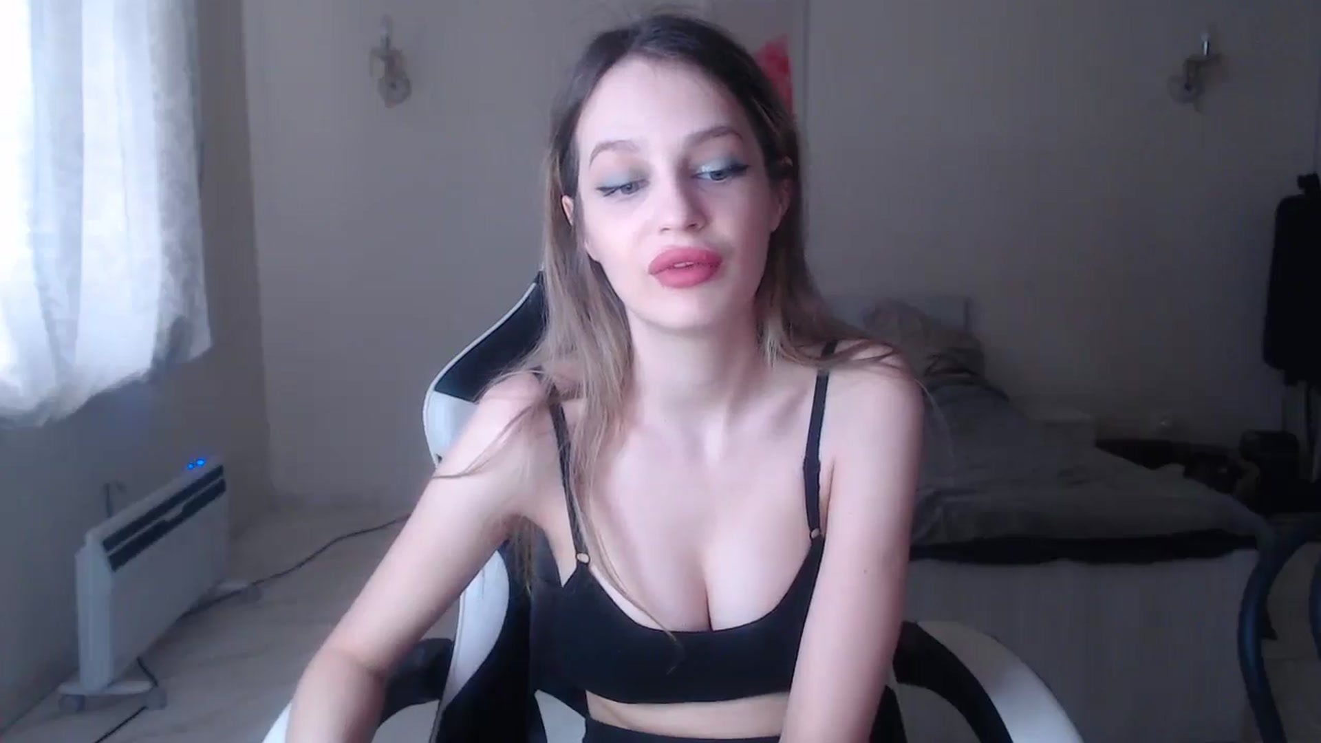 Gallery image thumbnail from Lola_vi's myfreecams stream on, 02/05/2025, 12:54 image 9 of 20