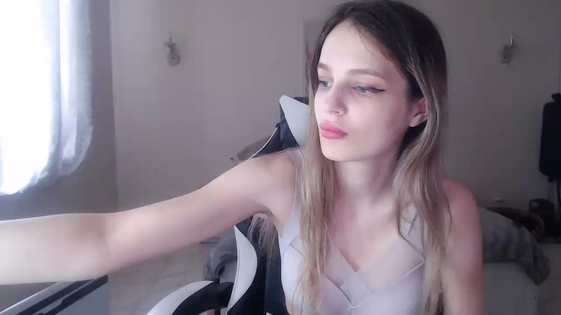 Gallery image thumbnail from Lola_vi's myfreecams stream on, 03/19/2025, 12:15 image 16 of 20
