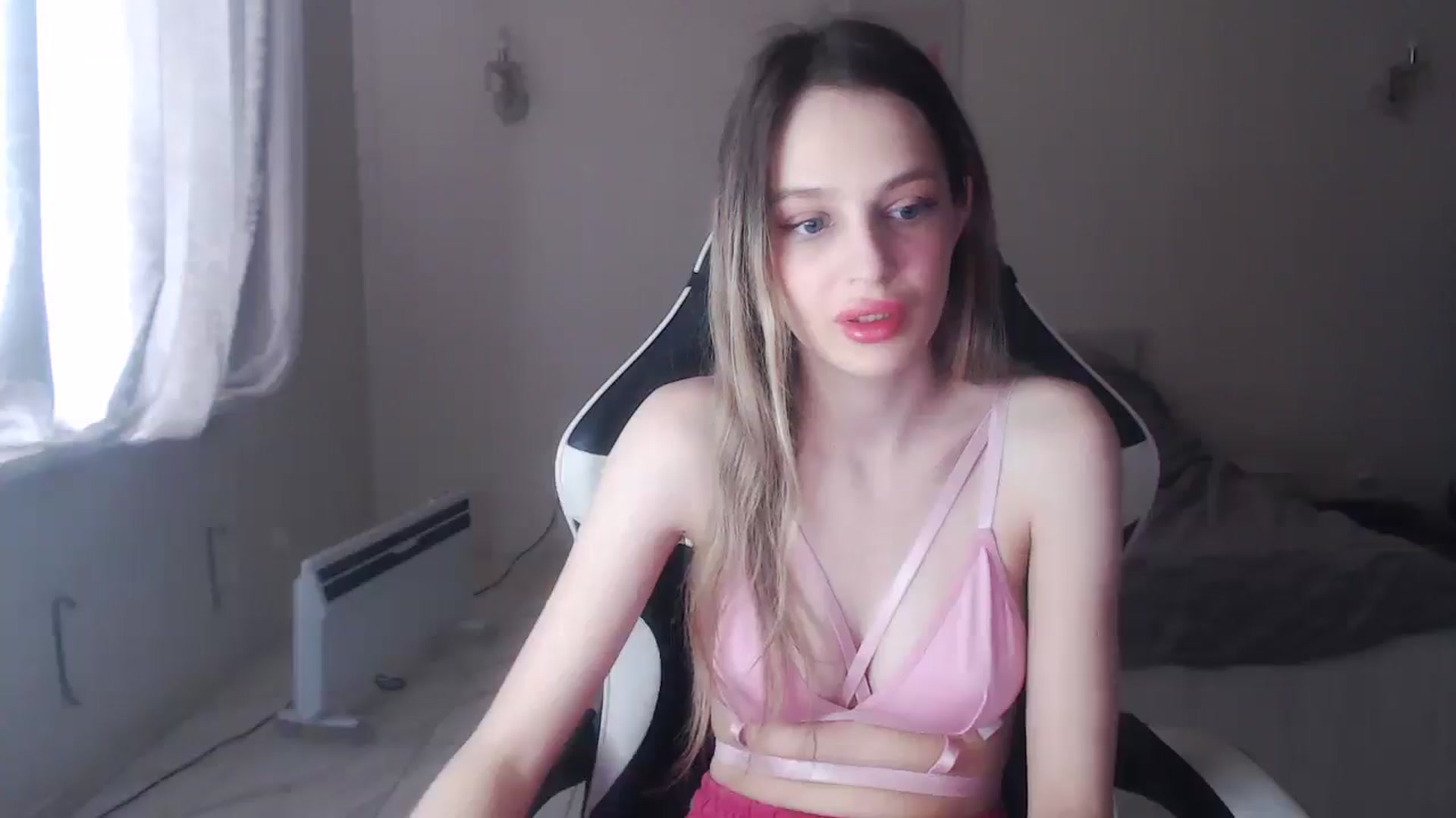 Gallery image thumbnail from Lola_vi's myfreecams stream on, 03/30/2025, 10:56 image 4 of 20
