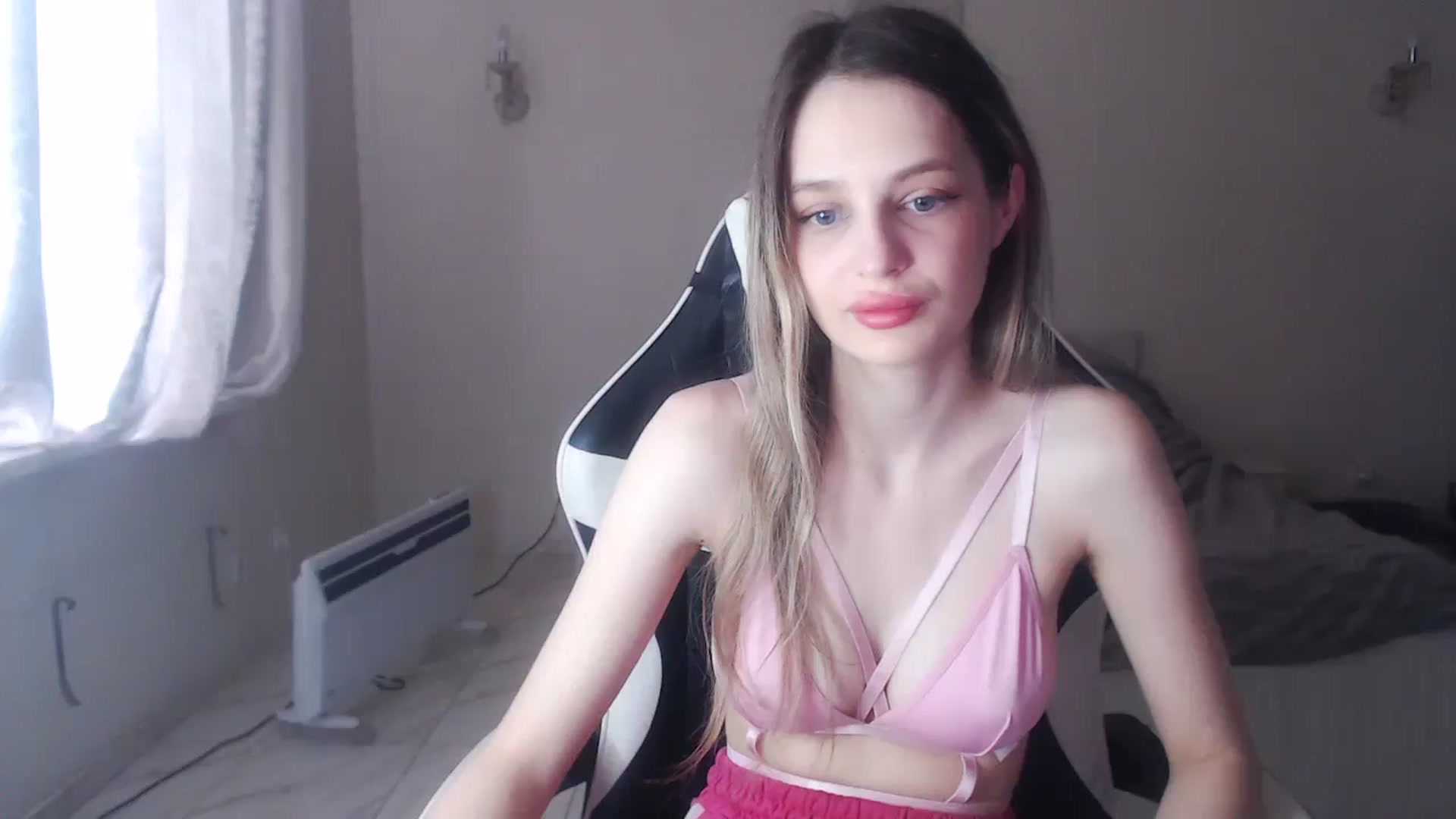 Gallery image thumbnail from Lola_vi's myfreecams stream on, 03/30/2025, 10:56 image 9 of 20