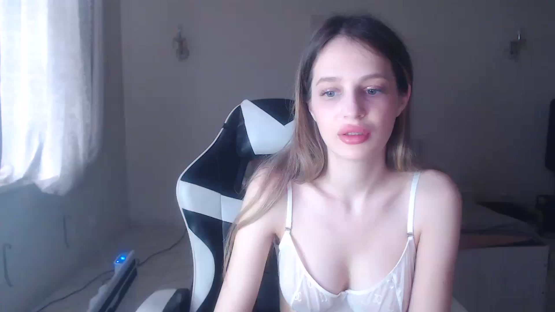 Gallery image thumbnail from Lola_vi's myfreecams stream on, 04/04/2025, 11:24 image 10 of 20