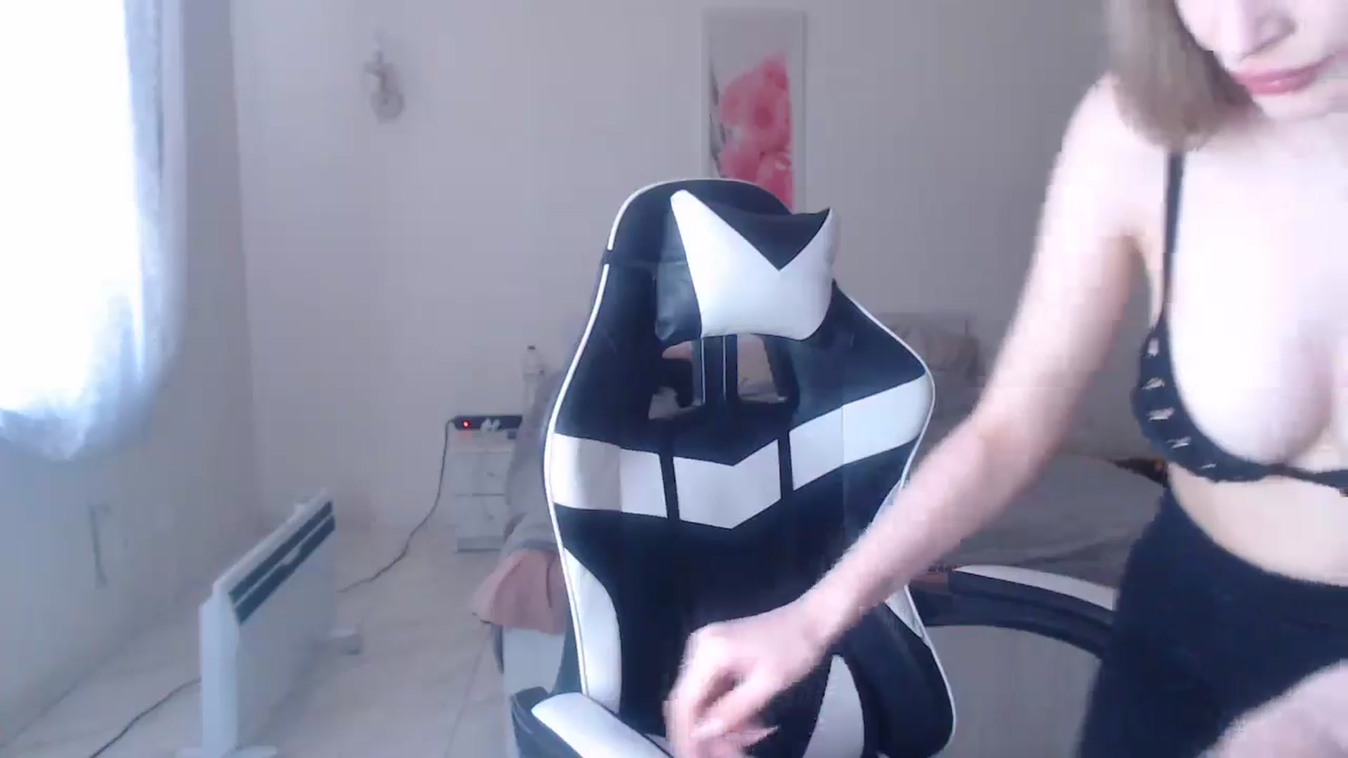 Gallery image thumbnail from Lola_vi's myfreecams stream on, 04/05/2025, 11:28 image 12 of 20