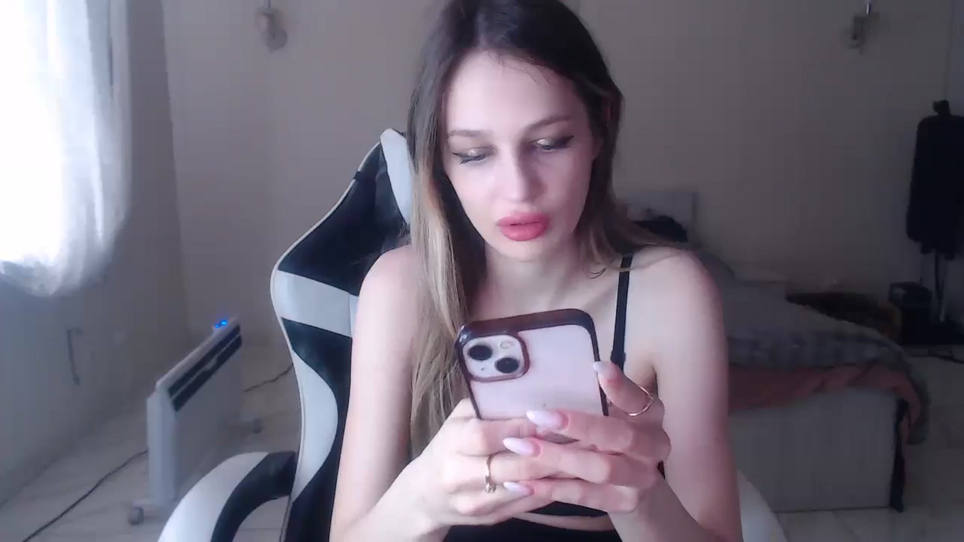 Gallery image thumbnail from Lola_vi's myfreecams stream on, 04/06/2025, 11:10 image 5 of 20