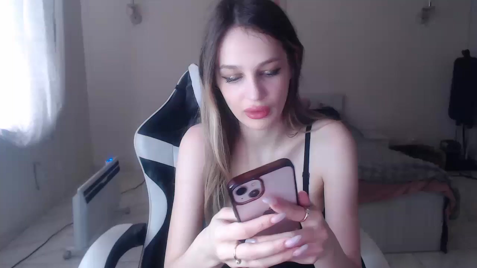 Gallery image thumbnail from Lola_vi's myfreecams stream on, 04/06/2025, 11:10 image 4 of 20