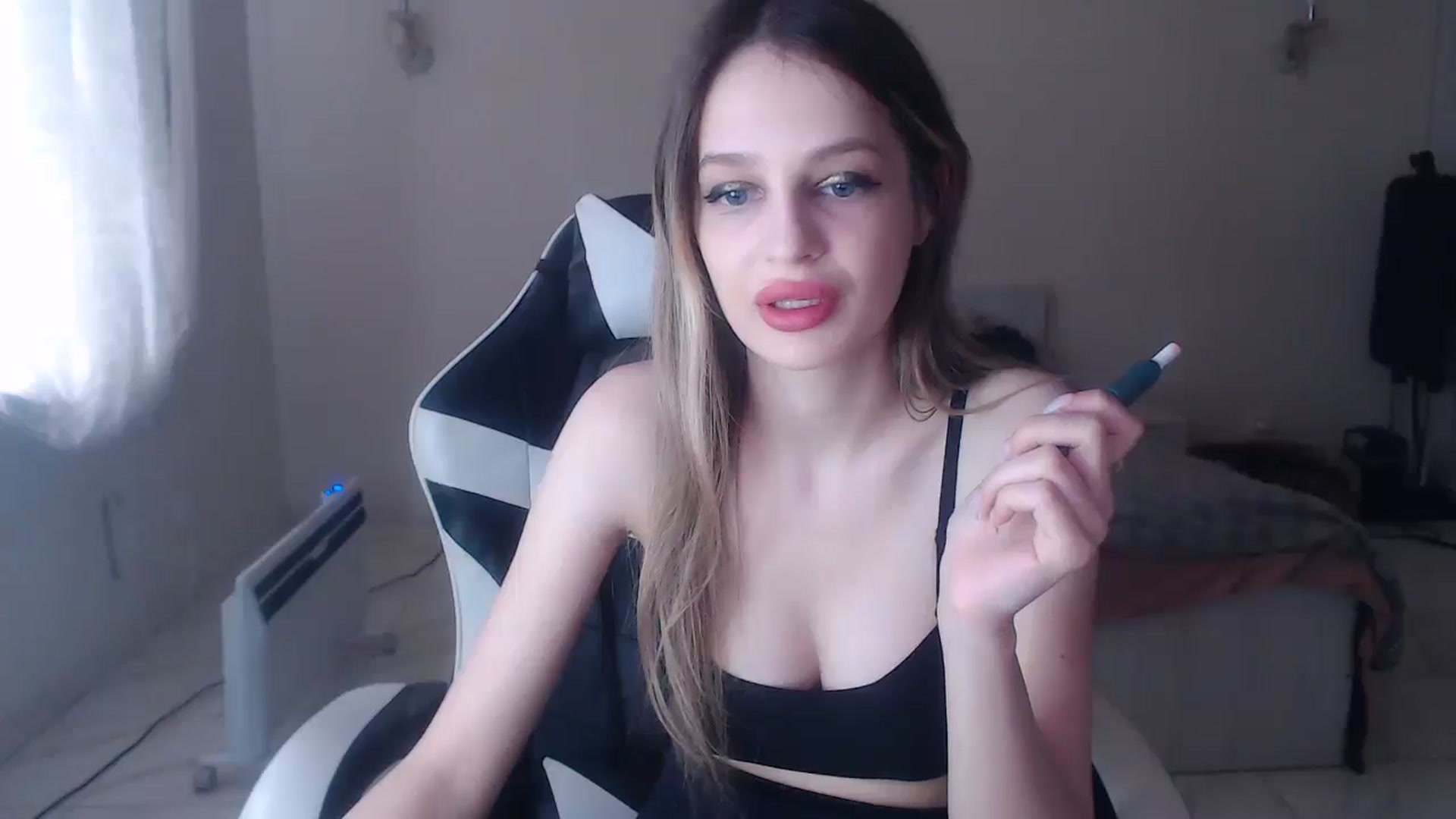 Gallery image thumbnail from Lola_vi's myfreecams stream on, 04/06/2025, 11:10 image 12 of 20
