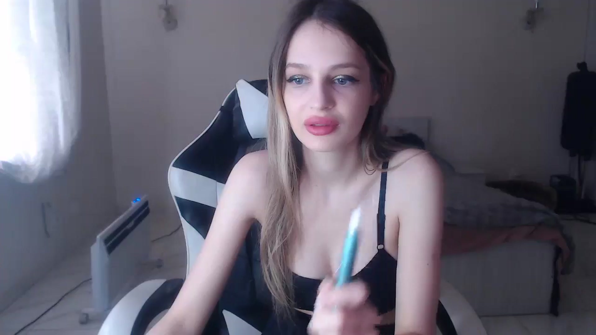Gallery image thumbnail from Lola_vi's myfreecams stream on, 04/06/2025, 11:10 image 14 of 20