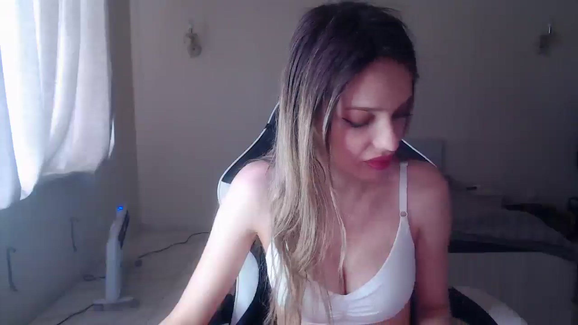Gallery image thumbnail from Lola_vi's myfreecams stream on, 04/11/2025, 11:23 image 19 of 20