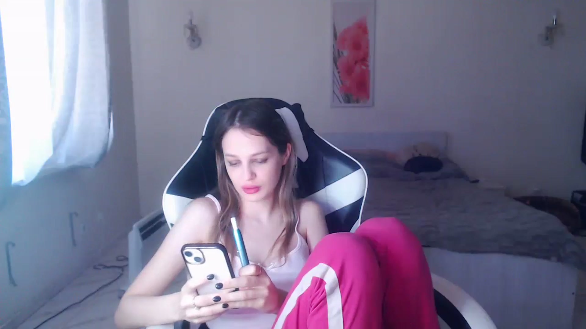 Gallery image thumbnail from Lola_vi's myfreecams stream on, 04/14/2025, 11:10 image 14 of 20