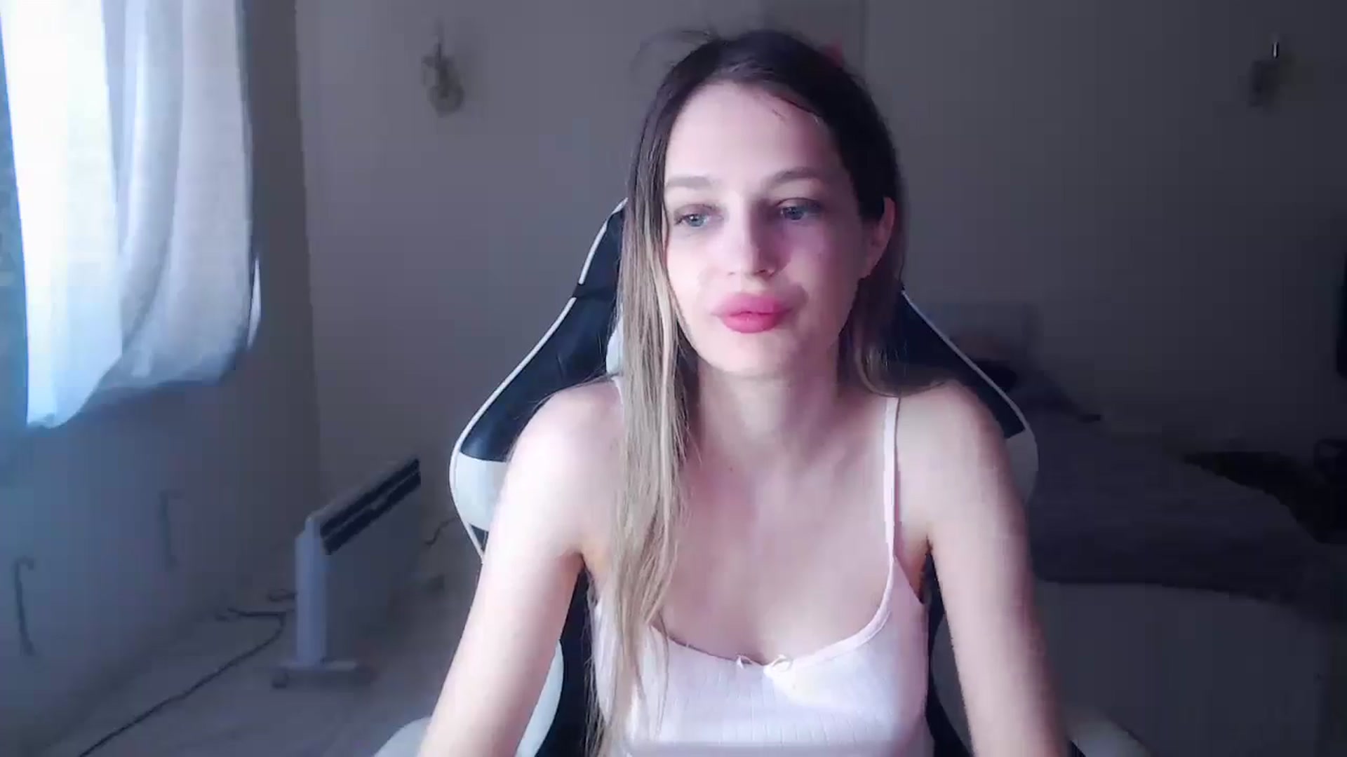 Gallery image thumbnail from Lola_vi's myfreecams stream on, 04/14/2025, 11:10 image 5 of 20