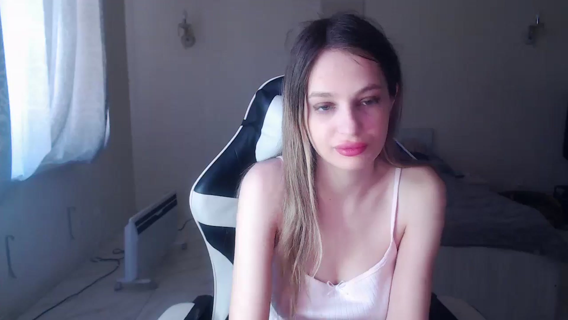 Gallery image thumbnail from Lola_vi's myfreecams stream on, 04/14/2025, 11:10 image 10 of 20