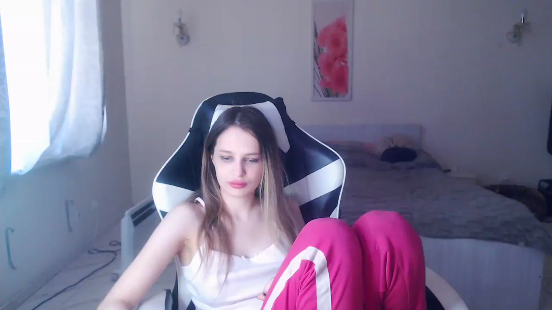 Gallery image thumbnail from Lola_vi's myfreecams stream on, 04/14/2025, 11:10 image 17 of 20