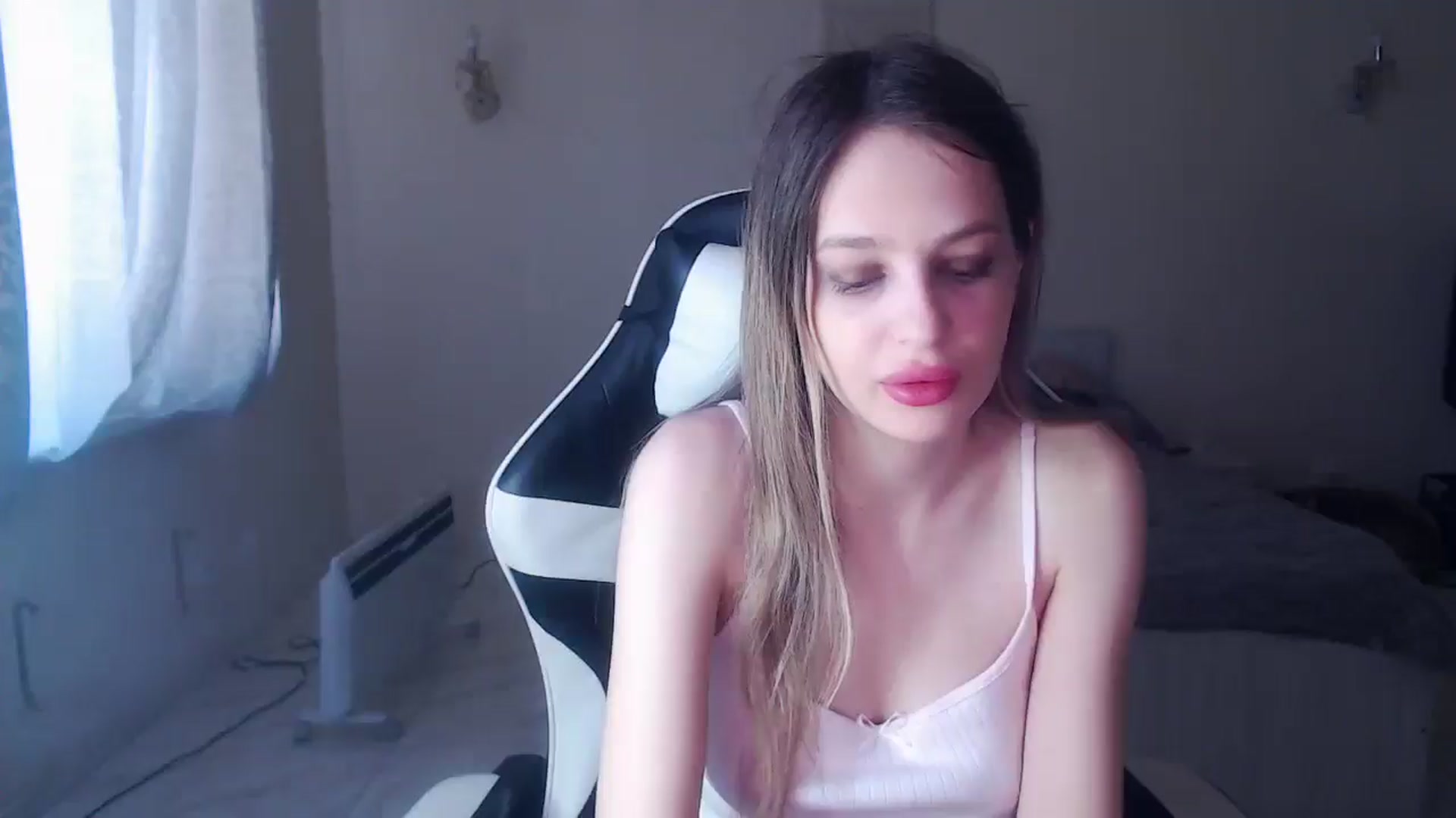 Gallery image thumbnail from Lola_vi's myfreecams stream on, 04/14/2025, 11:10 image 13 of 20