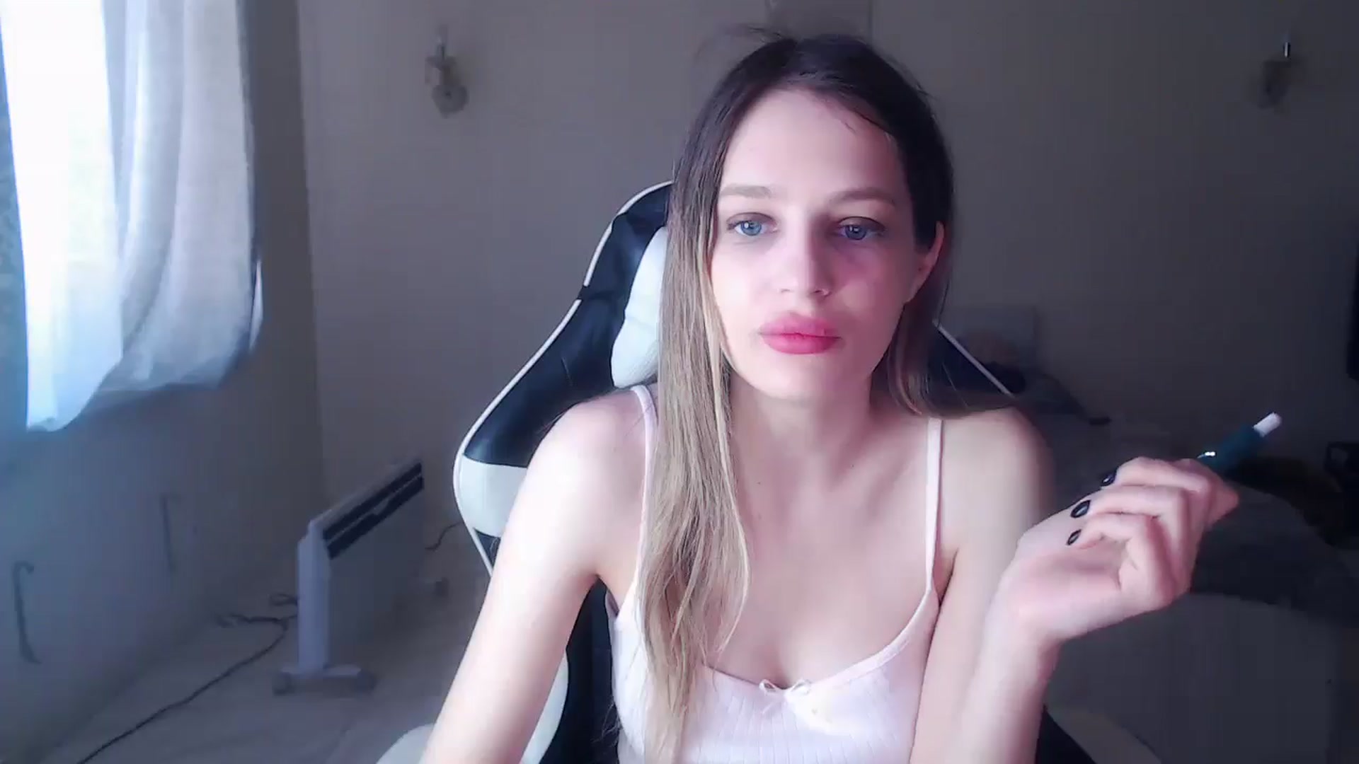 Gallery image thumbnail from Lola_vi's myfreecams stream on, 04/14/2025, 11:10 image 12 of 20