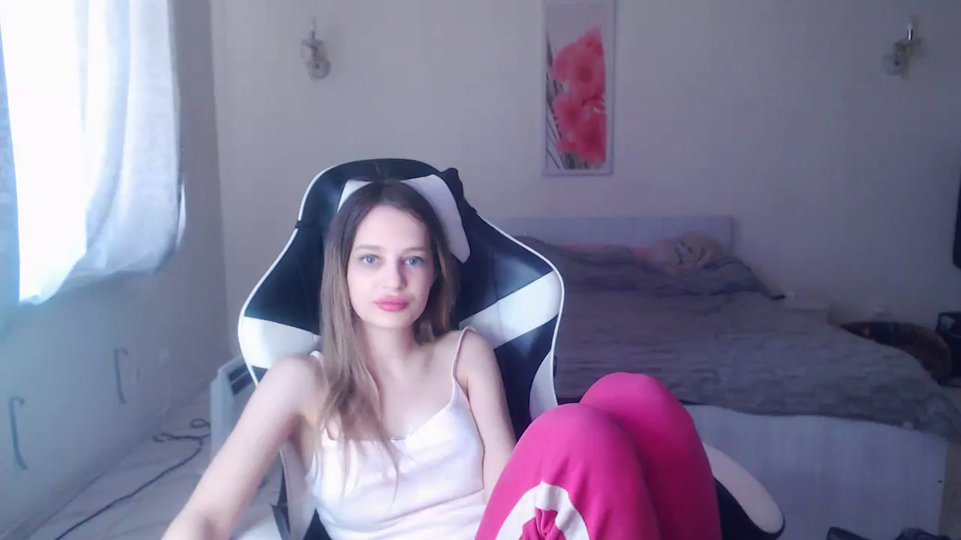 Gallery image thumbnail from Lola_vi's myfreecams stream on, 04/14/2025, 11:59 image 4 of 20