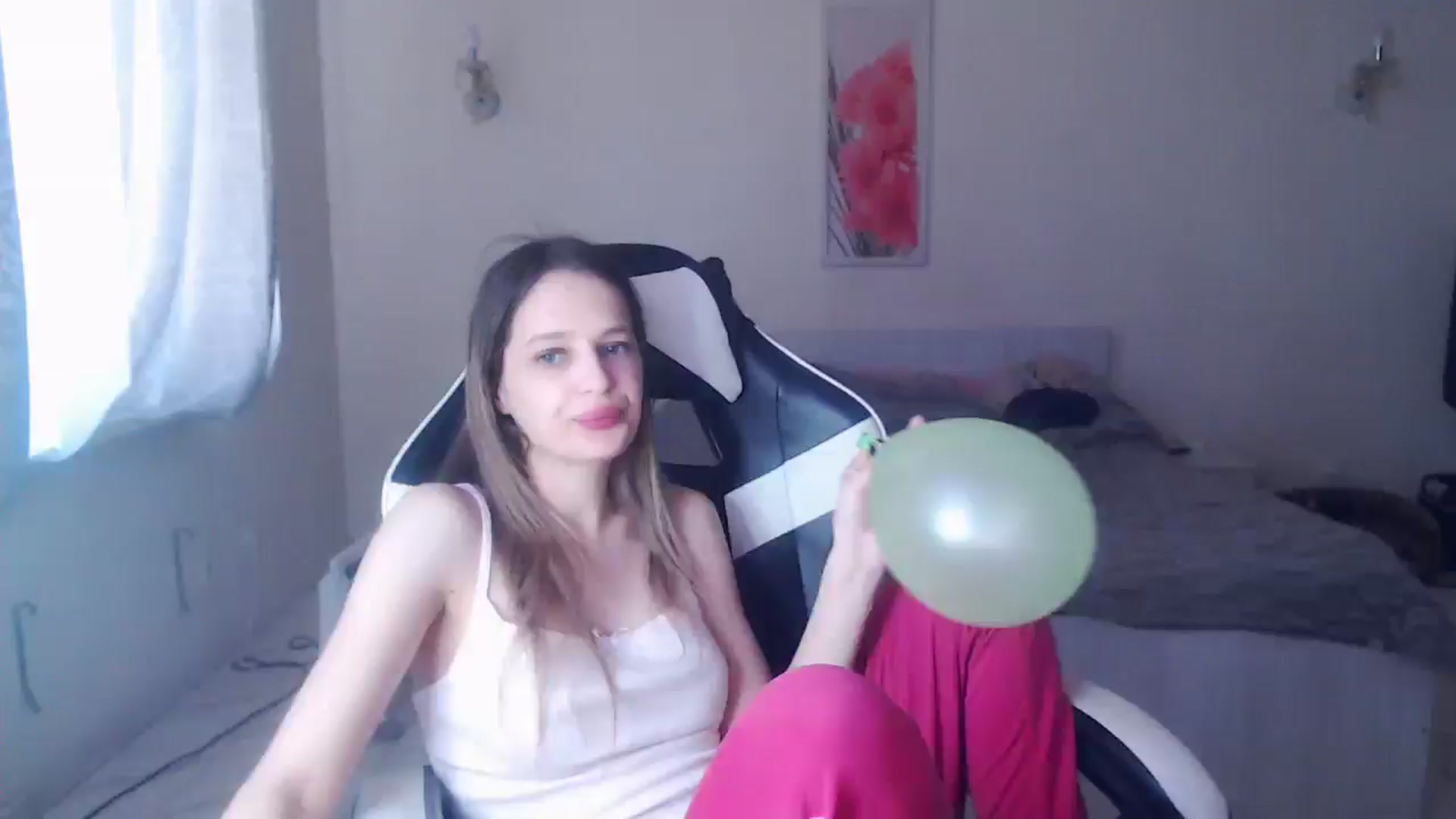 Gallery image thumbnail from Lola_vi's myfreecams stream on, 04/14/2025, 11:59 image 1 of 20
