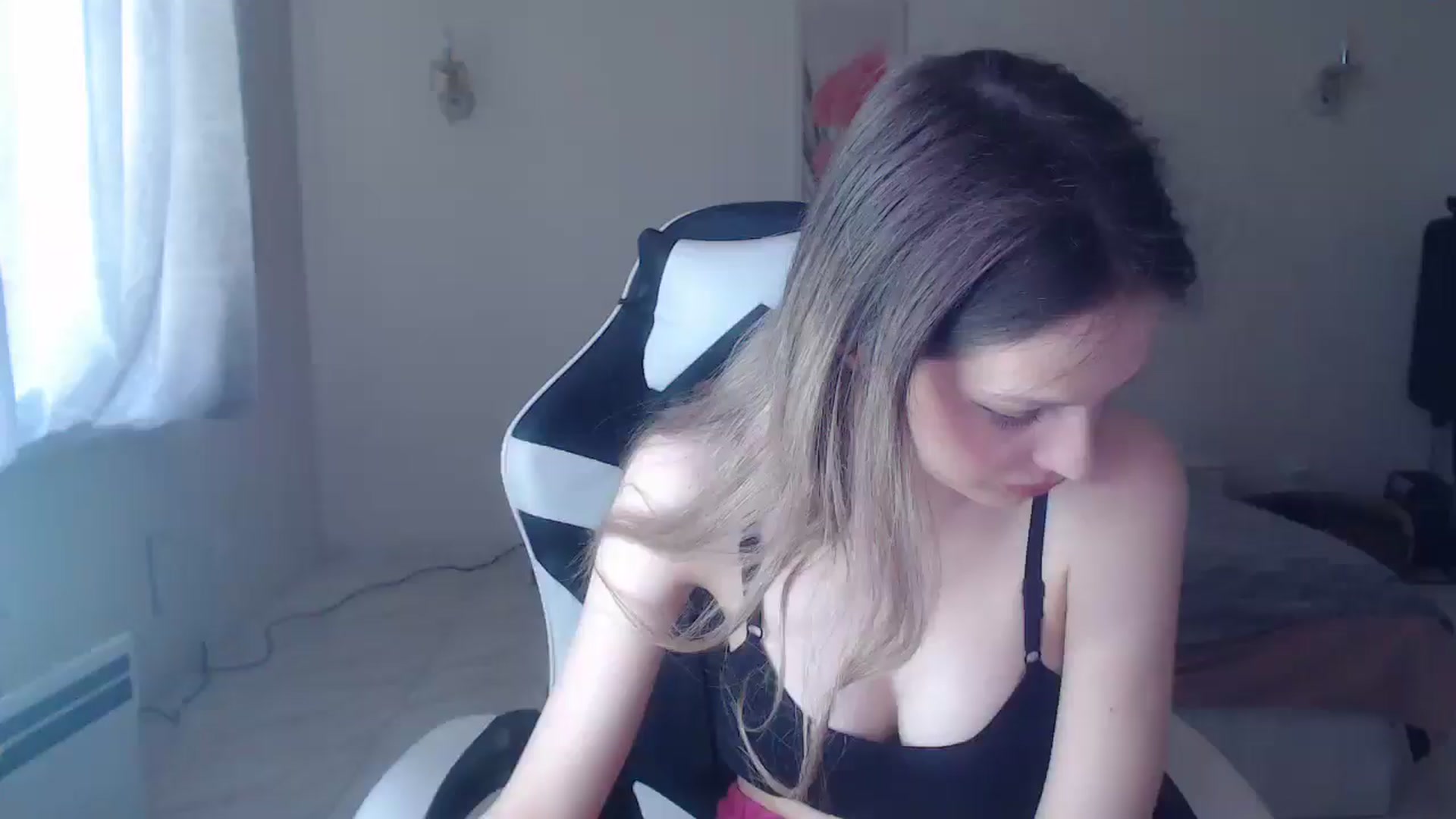 Gallery image thumbnail from Lola_vi's myfreecams stream on, 04/25/2025, 11:20 image 17 of 20