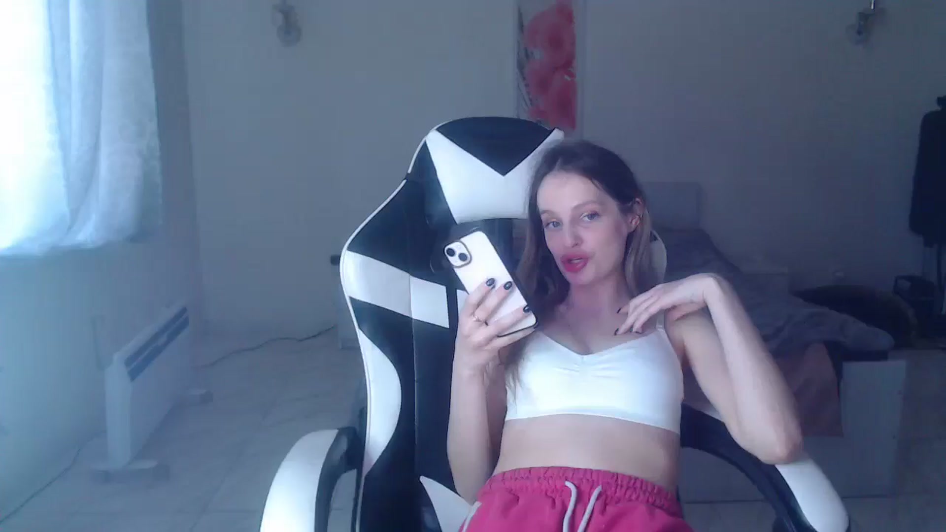 Gallery image thumbnail from Lola_vi's myfreecams stream on, 04/27/2025, 14:03 image 12 of 20