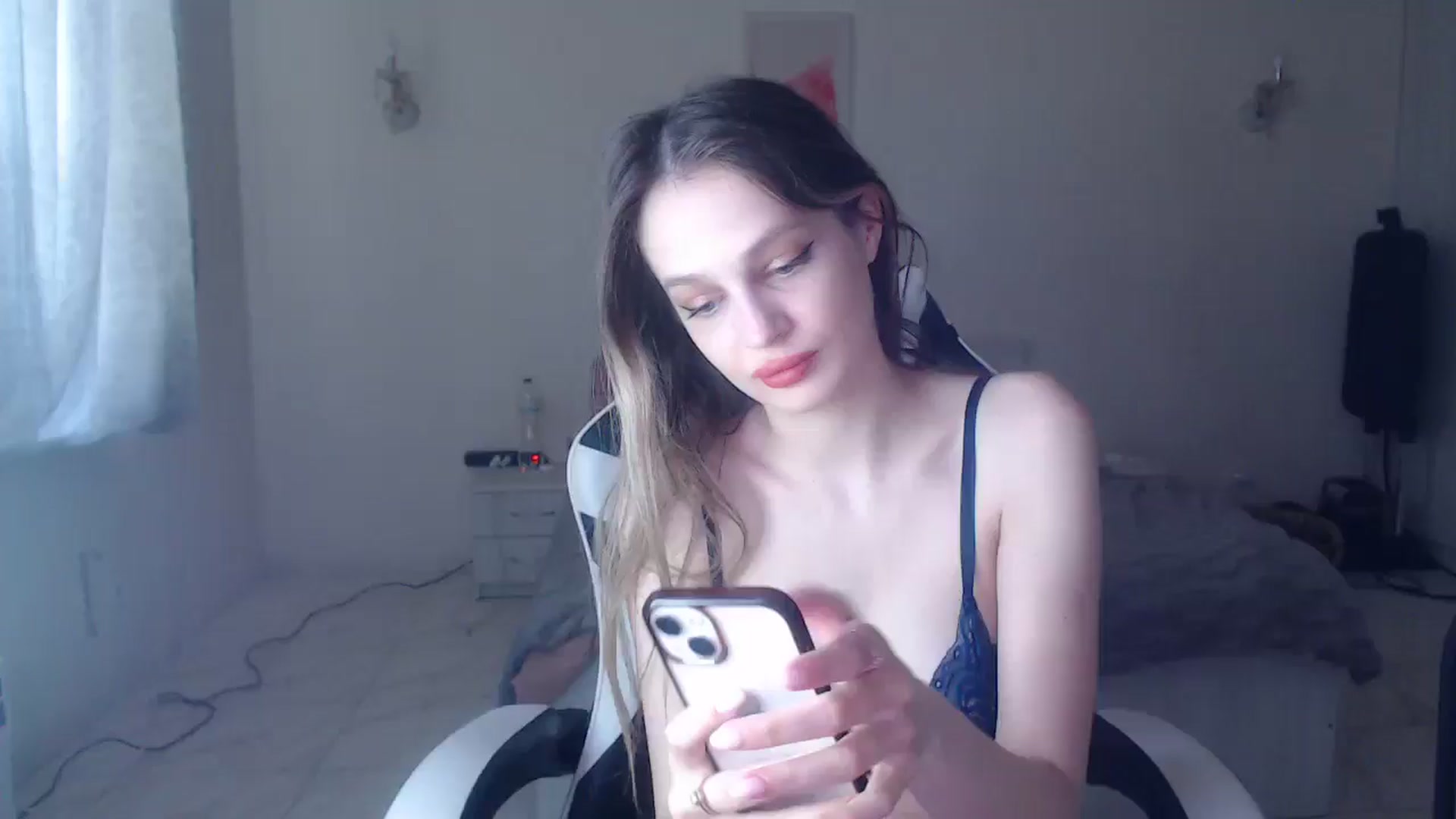 Gallery image thumbnail from Lola_vi's myfreecams stream on, 05/04/2025, 11:18 image 11 of 20