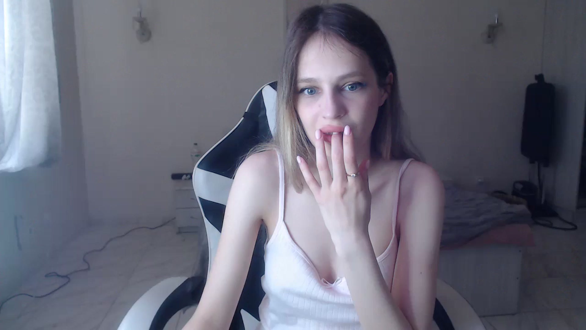 Gallery image thumbnail from Lola_vi's myfreecams stream on, 05/06/2025, 11:37 image 18 of 20