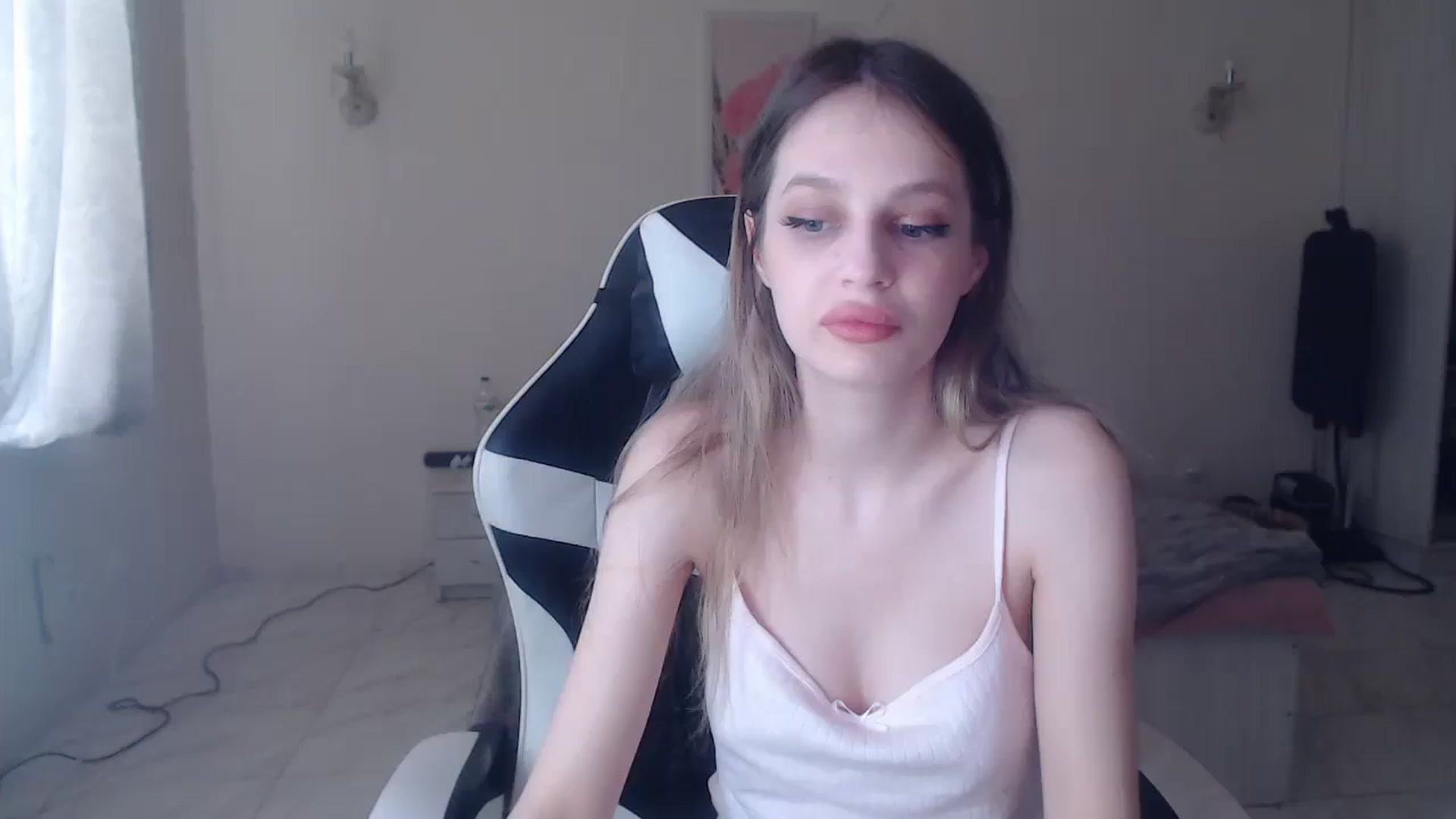 Gallery image thumbnail from Lola_vi's myfreecams stream on, 05/06/2025, 11:37 image 5 of 20