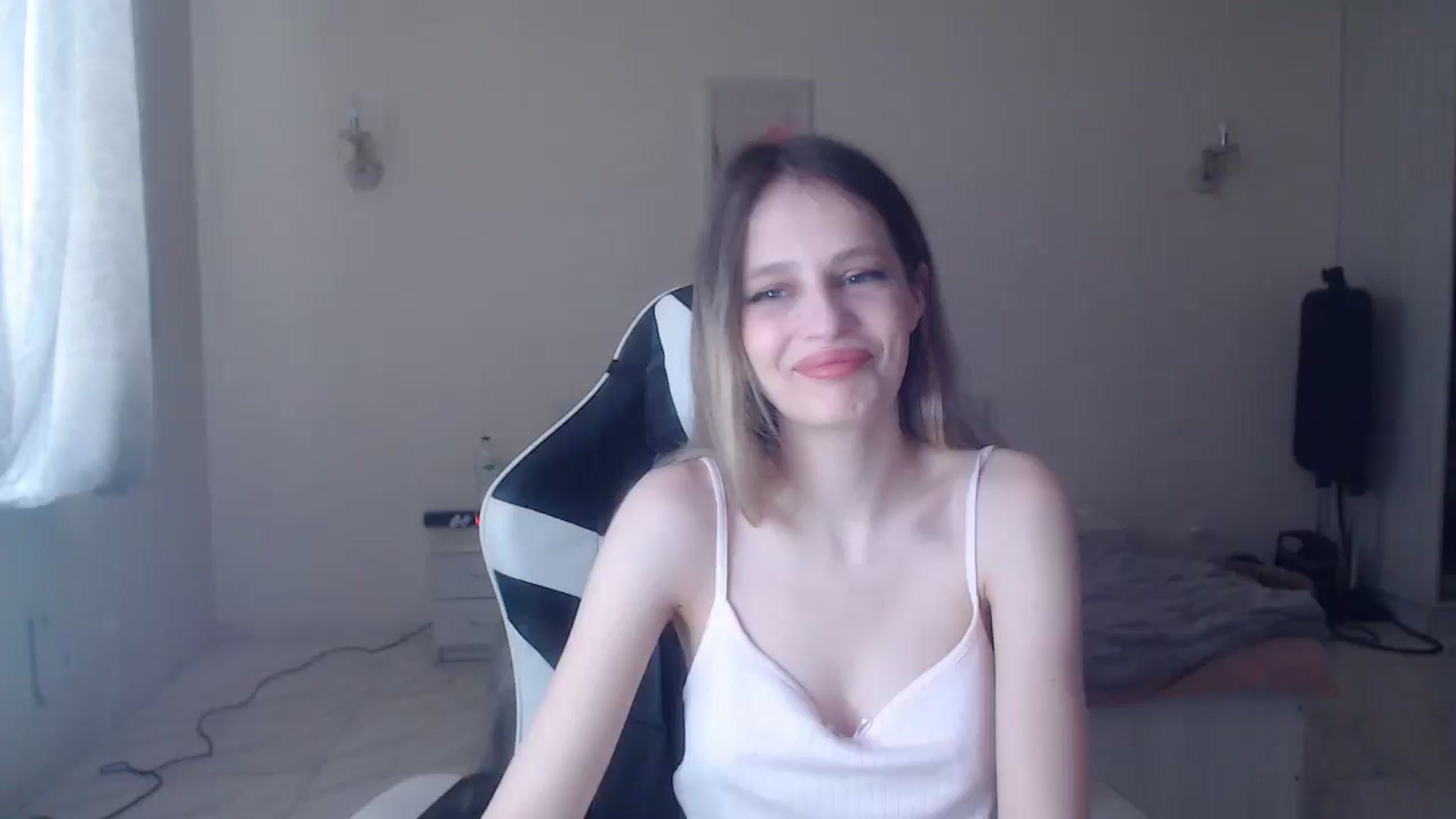 Gallery image thumbnail from Lola_vi's myfreecams stream on, 05/06/2025, 11:37 image 17 of 20