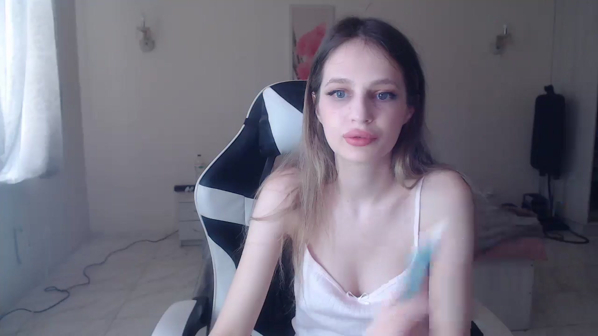 Gallery image thumbnail from Lola_vi's myfreecams stream on, 05/06/2025, 11:37 image 7 of 20