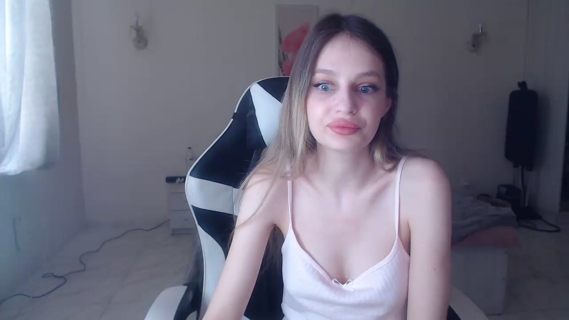 Gallery image thumbnail from Lola_vi's myfreecams stream on, 05/06/2025, 11:37 image 3 of 20