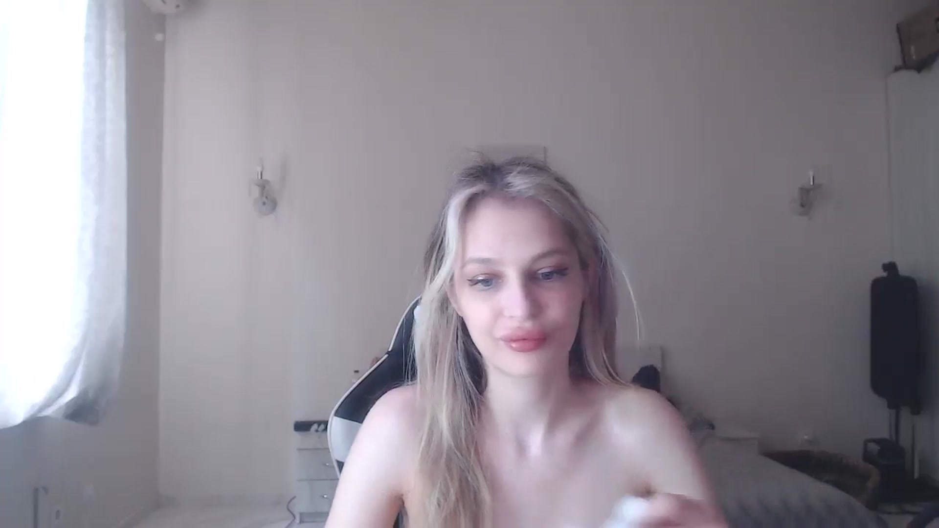 Gallery image thumbnail from Lola_vi's myfreecams stream on, 05/25/2025, 11:41 image 7 of 20