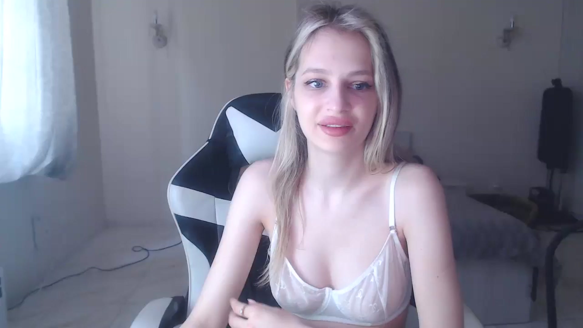Gallery image thumbnail from Lola_vi's myfreecams stream on, 05/25/2025, 11:41 image 16 of 20