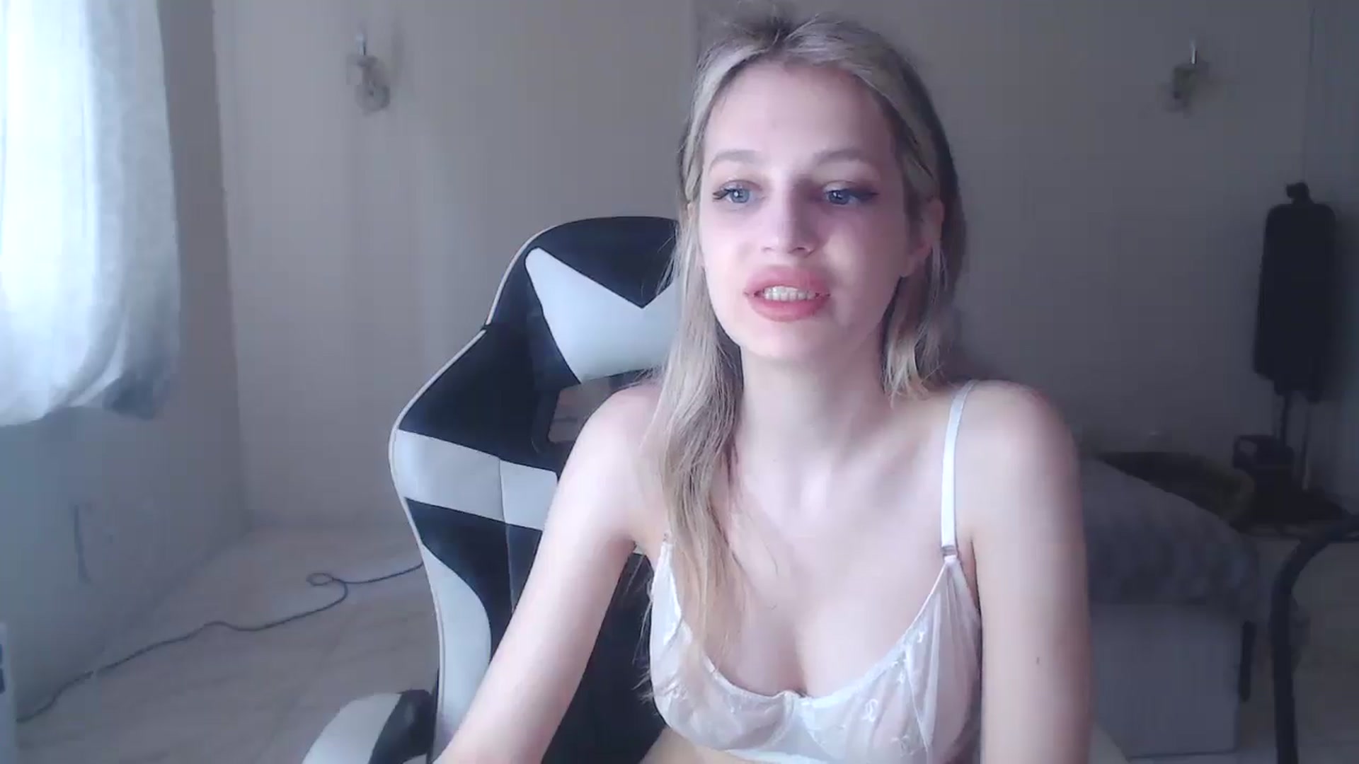 Gallery image thumbnail from Lola_vi's myfreecams stream on, 05/25/2025, 11:41 image 19 of 20