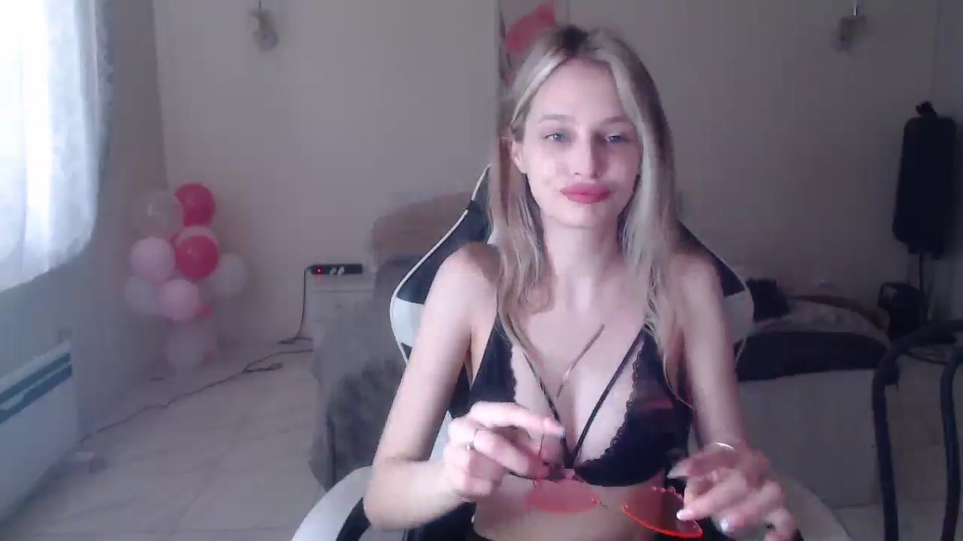 Gallery image thumbnail from Lola_vi's myfreecams stream on, 06/17/2025, 12:09 image 16 of 20