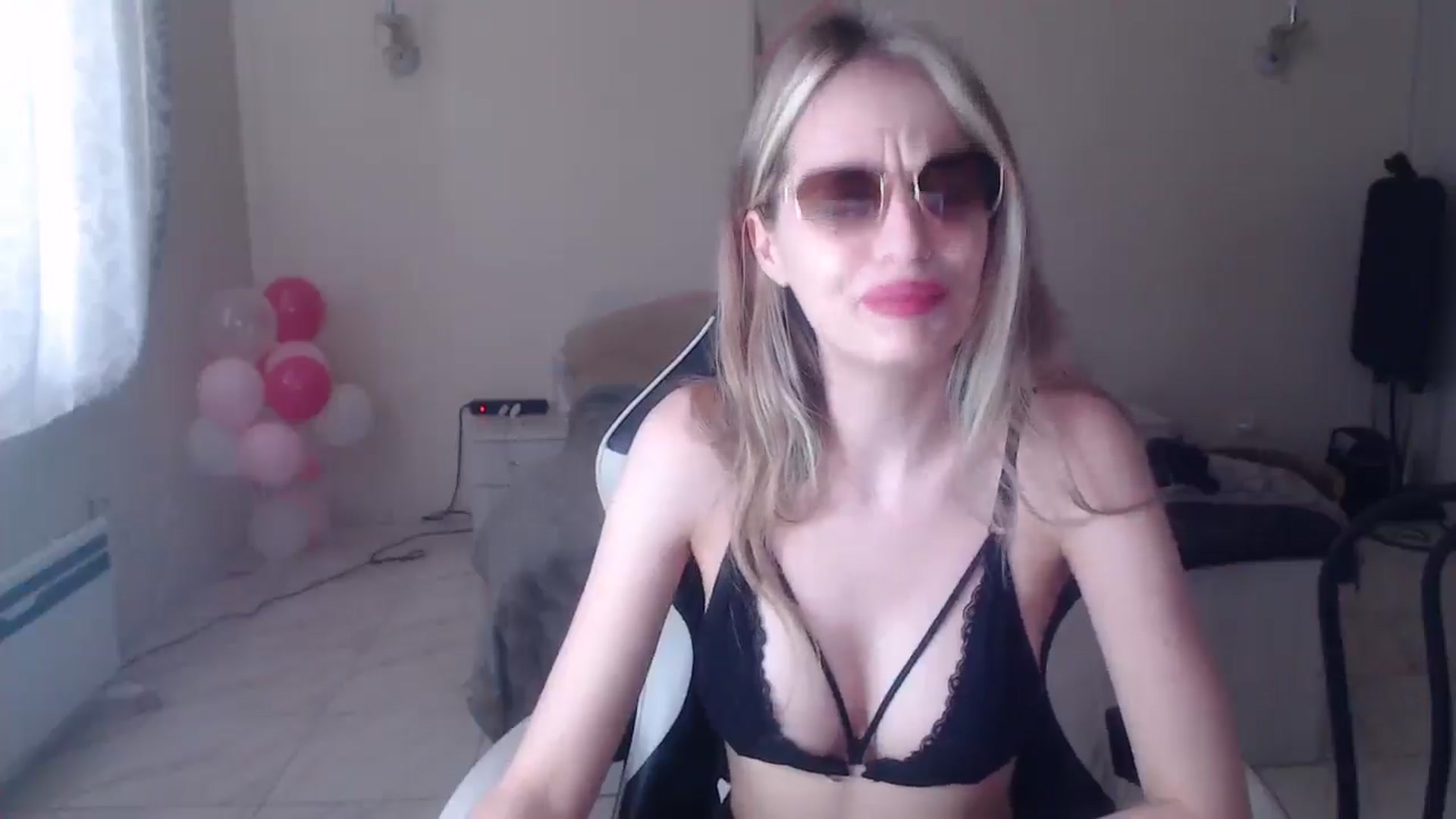 Gallery image thumbnail from Lola_vi's myfreecams stream on, 06/17/2025, 12:09 image 15 of 20