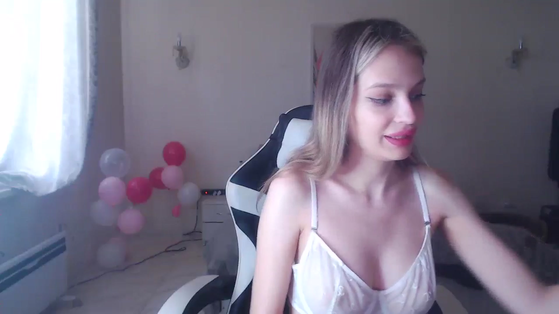 Gallery image thumbnail from Lola_vi's myfreecams stream on, 06/19/2025, 11:53 image 17 of 20