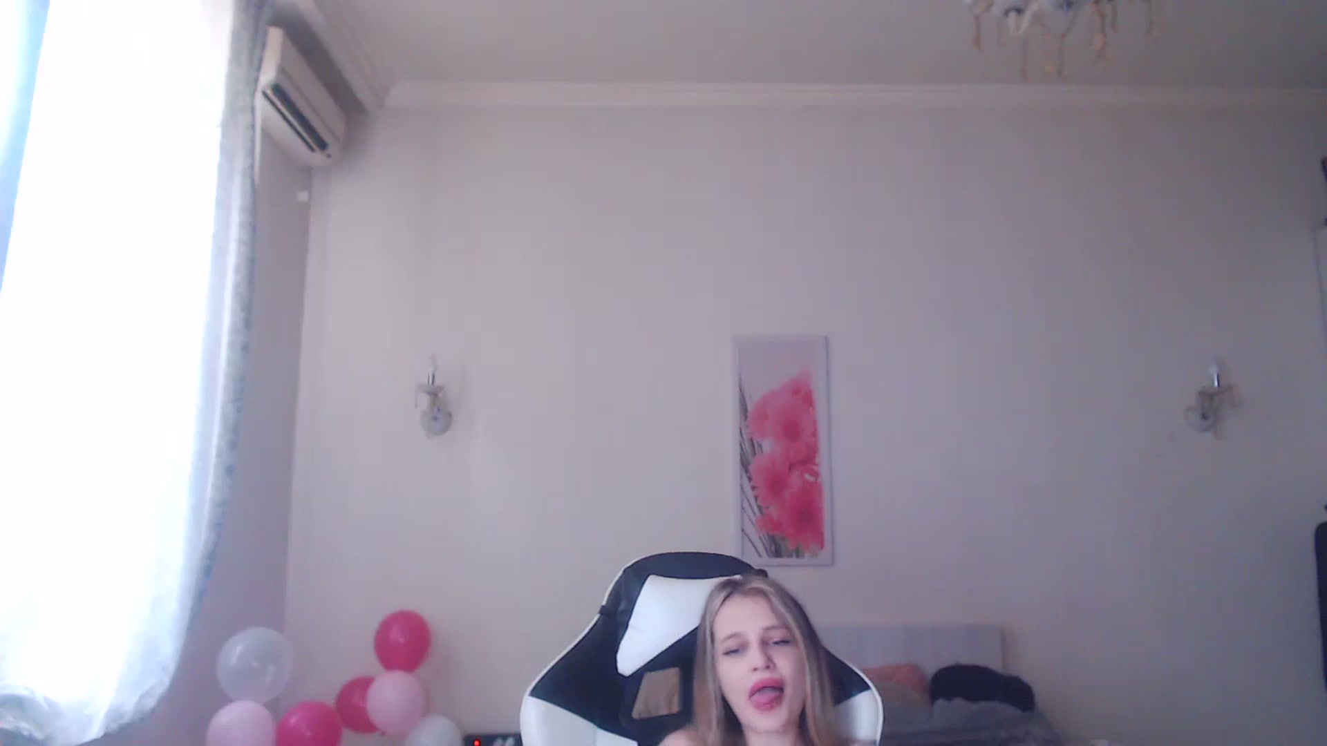 Gallery image thumbnail from Lola_vi's myfreecams stream on, 06/19/2025, 11:53 image 10 of 20