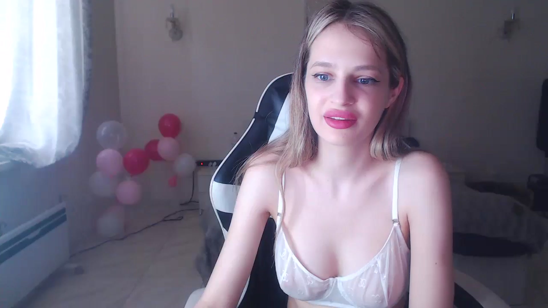 Gallery image thumbnail from Lola_vi's myfreecams stream on, 06/19/2025, 11:53 image 4 of 20