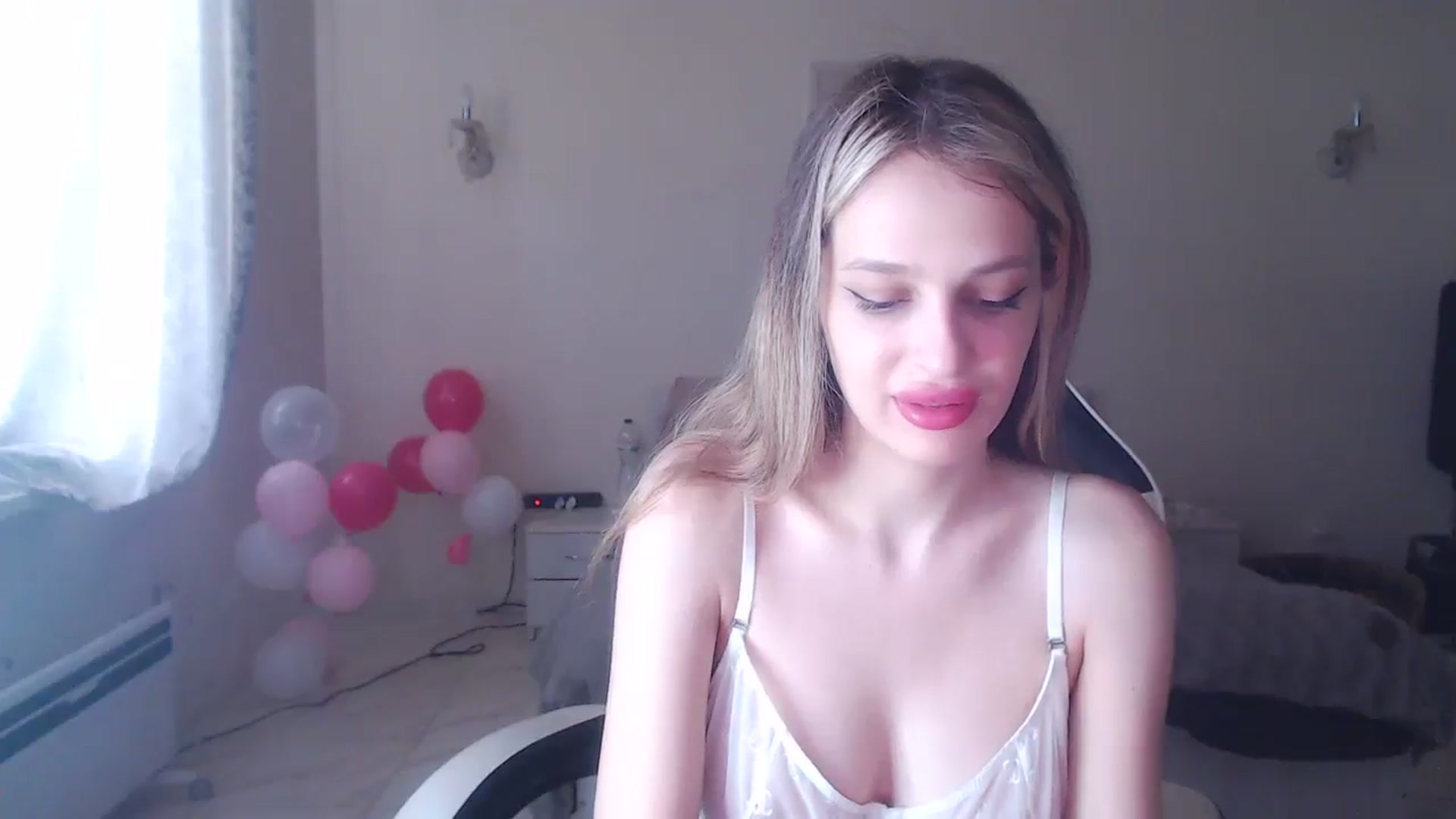 Gallery image thumbnail from Lola_vi's myfreecams stream on, 06/19/2025, 11:53 image 18 of 20