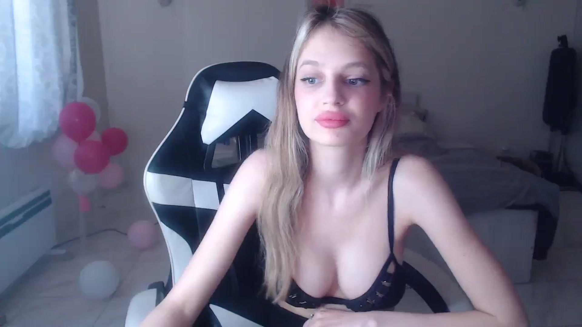 Gallery image thumbnail from Lola_vi's myfreecams stream on, 06/22/2025, 12:05 image 7 of 20