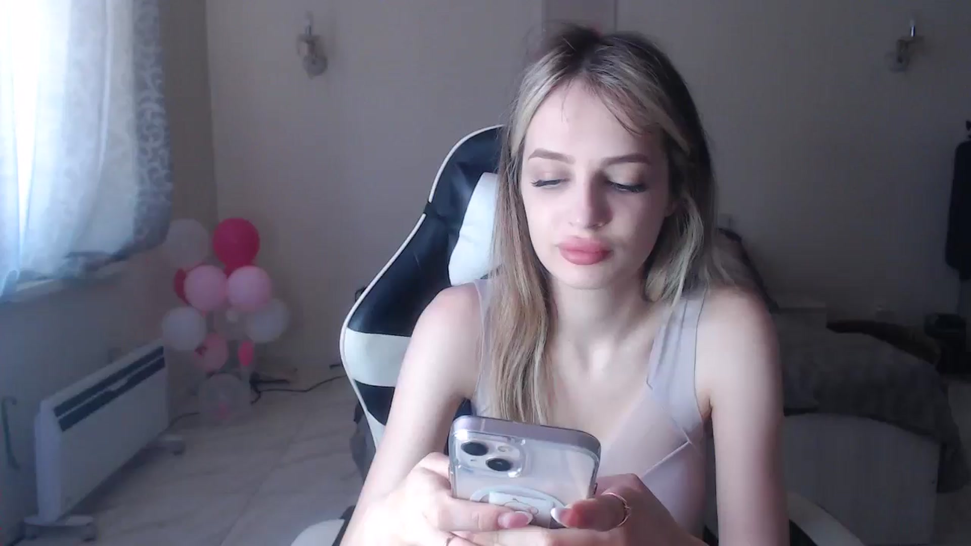 Gallery image thumbnail from Lola_vi's myfreecams stream on, 06/29/2025, 10:43 image 8 of 20