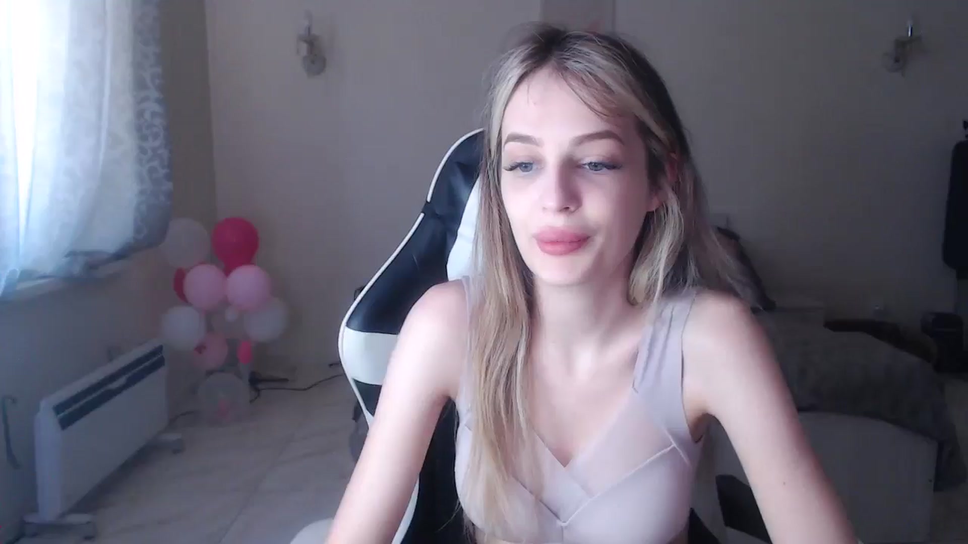 Gallery image thumbnail from Lola_vi's myfreecams stream on, 06/29/2025, 10:43 image 11 of 20