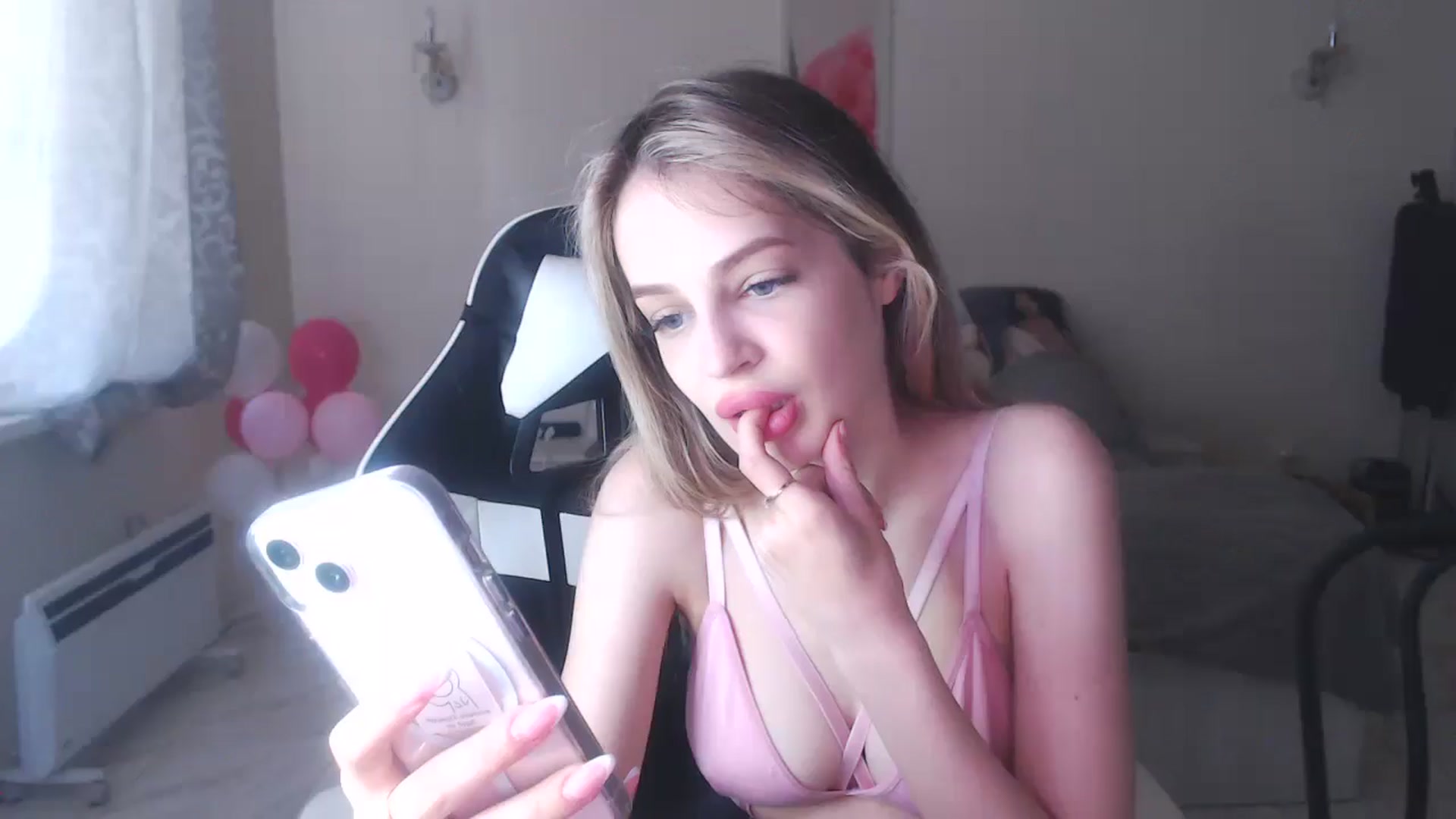 Gallery image thumbnail from Lola_vi's myfreecams stream on, 06/30/2025, 11:51 image 3 of 20