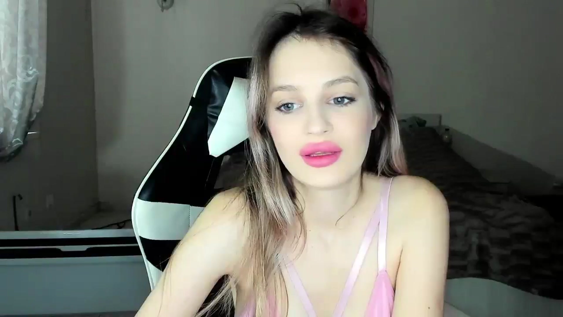 Gallery image thumbnail from Lola_vi's myfreecams stream on, 12/20/2025, 12:33 image 18 of 20