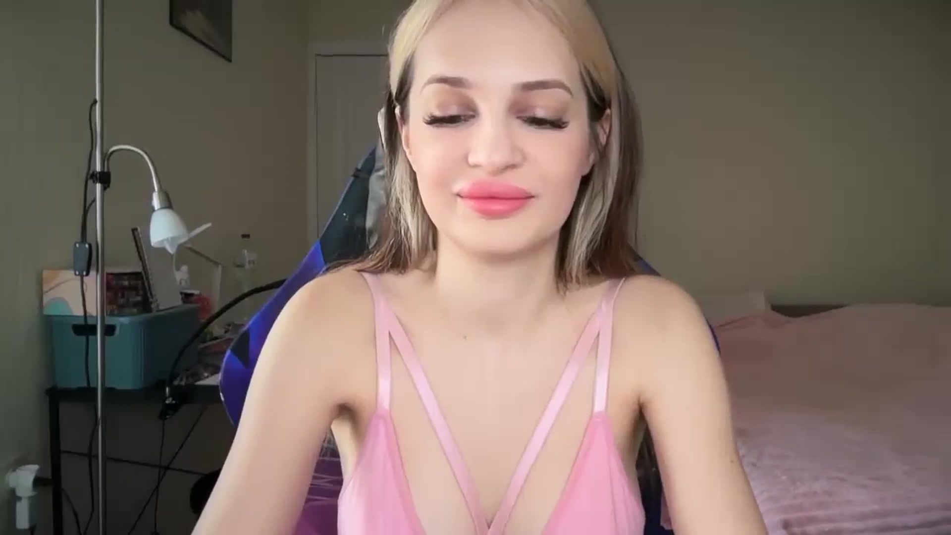 Gallery image thumbnail from Lola_vi's myfreecams stream on, 03/12/2026, 11:30 image 4 of 20