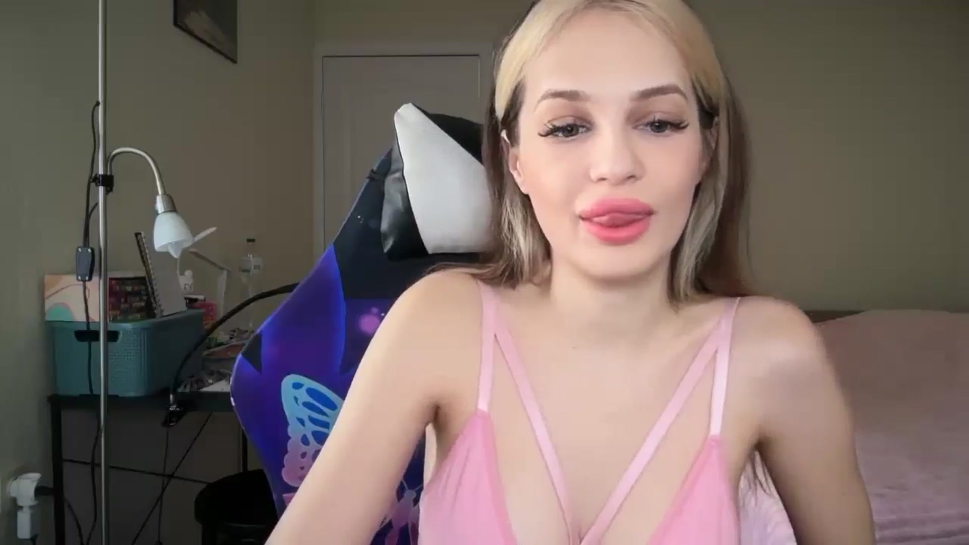 Gallery image thumbnail from Lola_vi's myfreecams stream on, 03/12/2026, 11:30 image 7 of 20