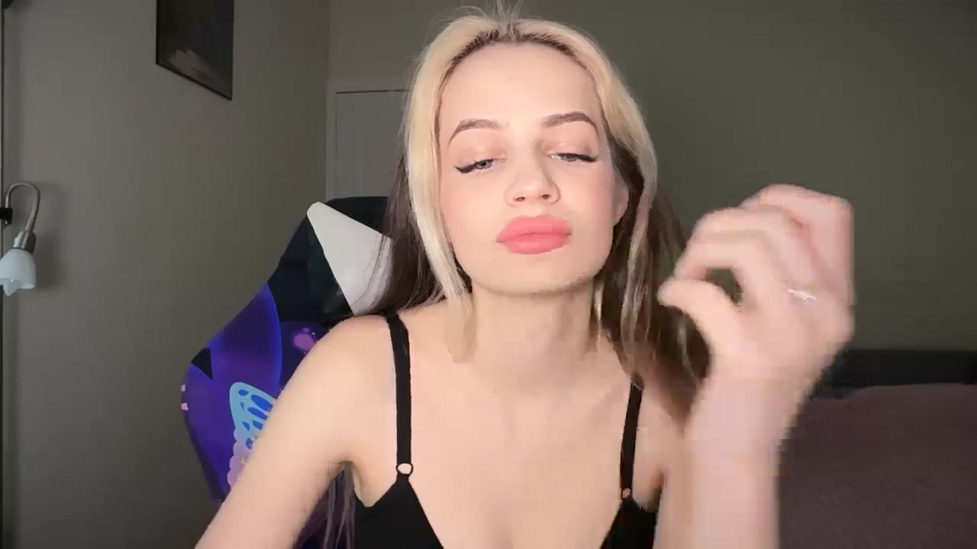 Gallery image thumbnail from Lola_vi's myfreecams stream on, 04/01/2026, 10:15 image 12 of 20